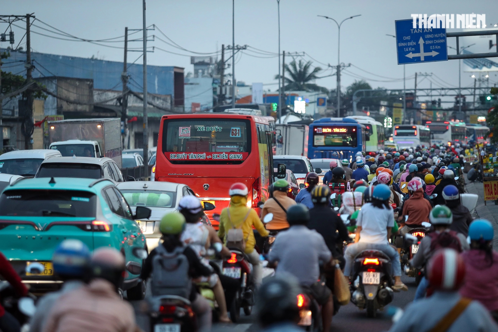 Người dân rời TP.HCM về quê ăn tết: Cửa ngõ phía tây ùn tắc- Ảnh 10.