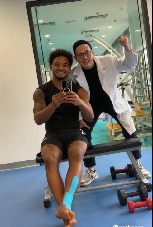 Xuan Son shared photos of recovery exercises with the medical team at the hospital