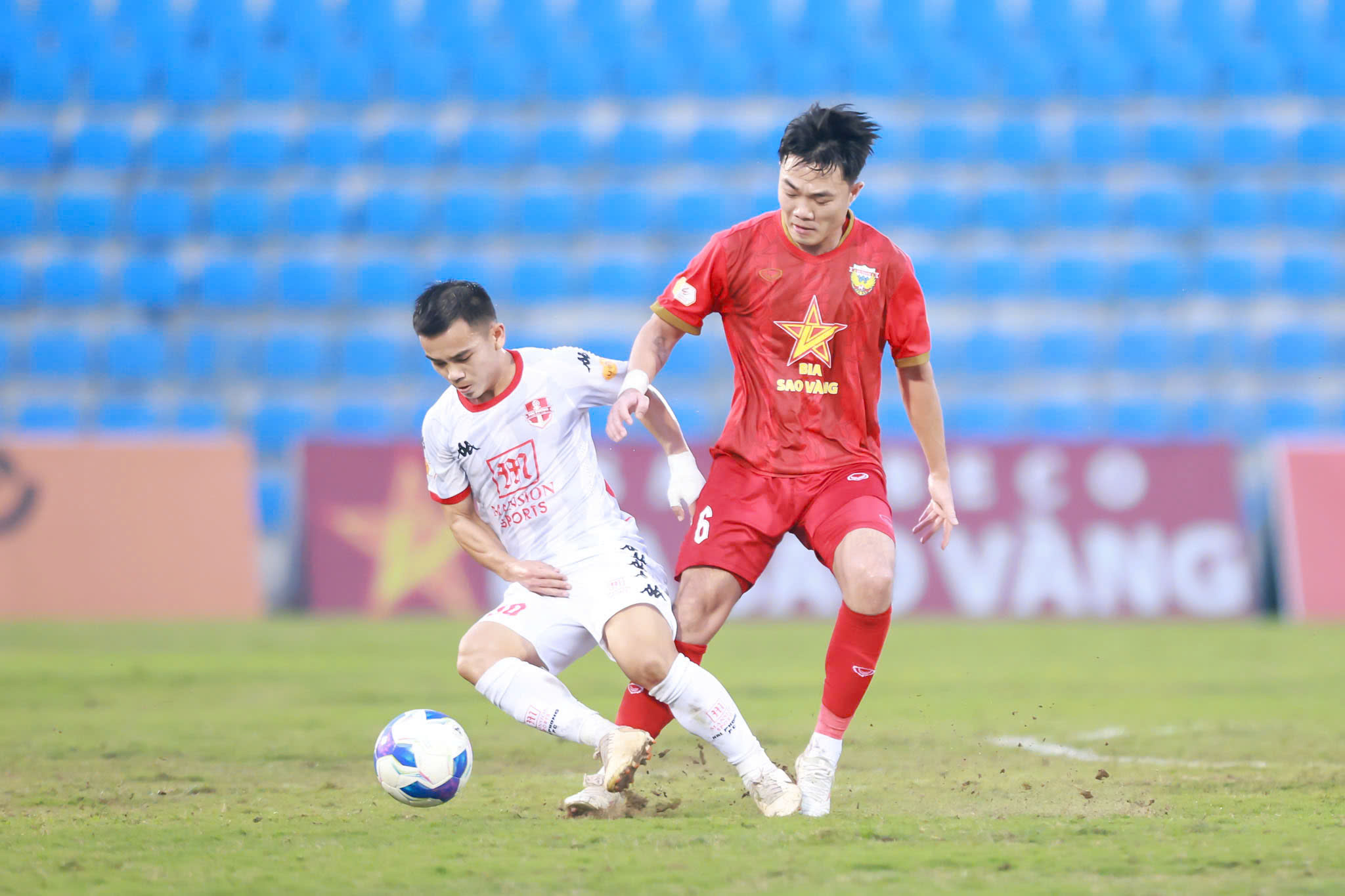 Players with red cards because of cold hit, Hai Phong Club still won the choking point- Photo 2.