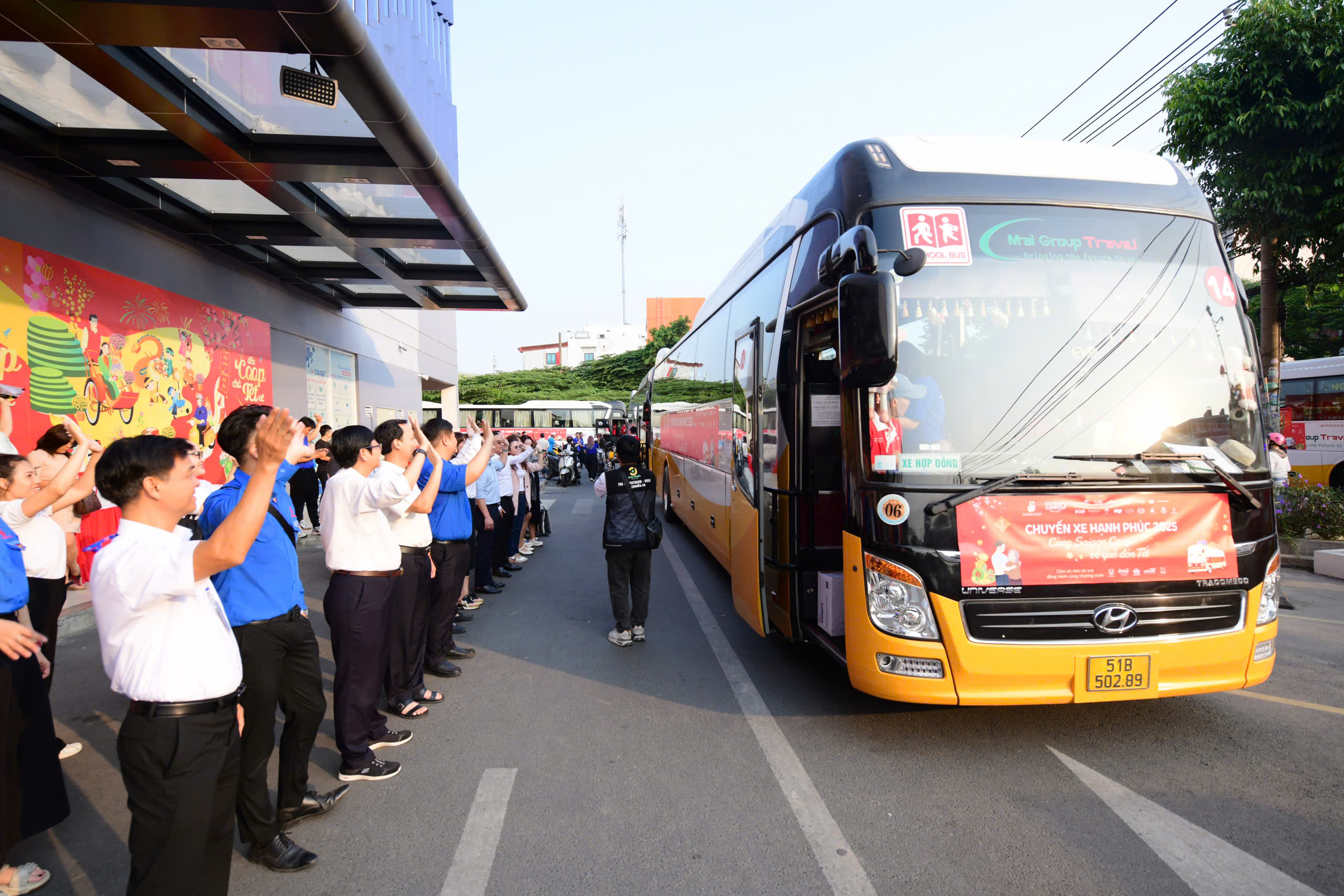 Saigon Co.op đưa miễn phí 900 người lao động, sinh viên về quê đón tết- Ảnh 1. Saigon Co.op đưa miễn phí 900 người lao động, sinh viên về quê đón tết- Ảnh 1.