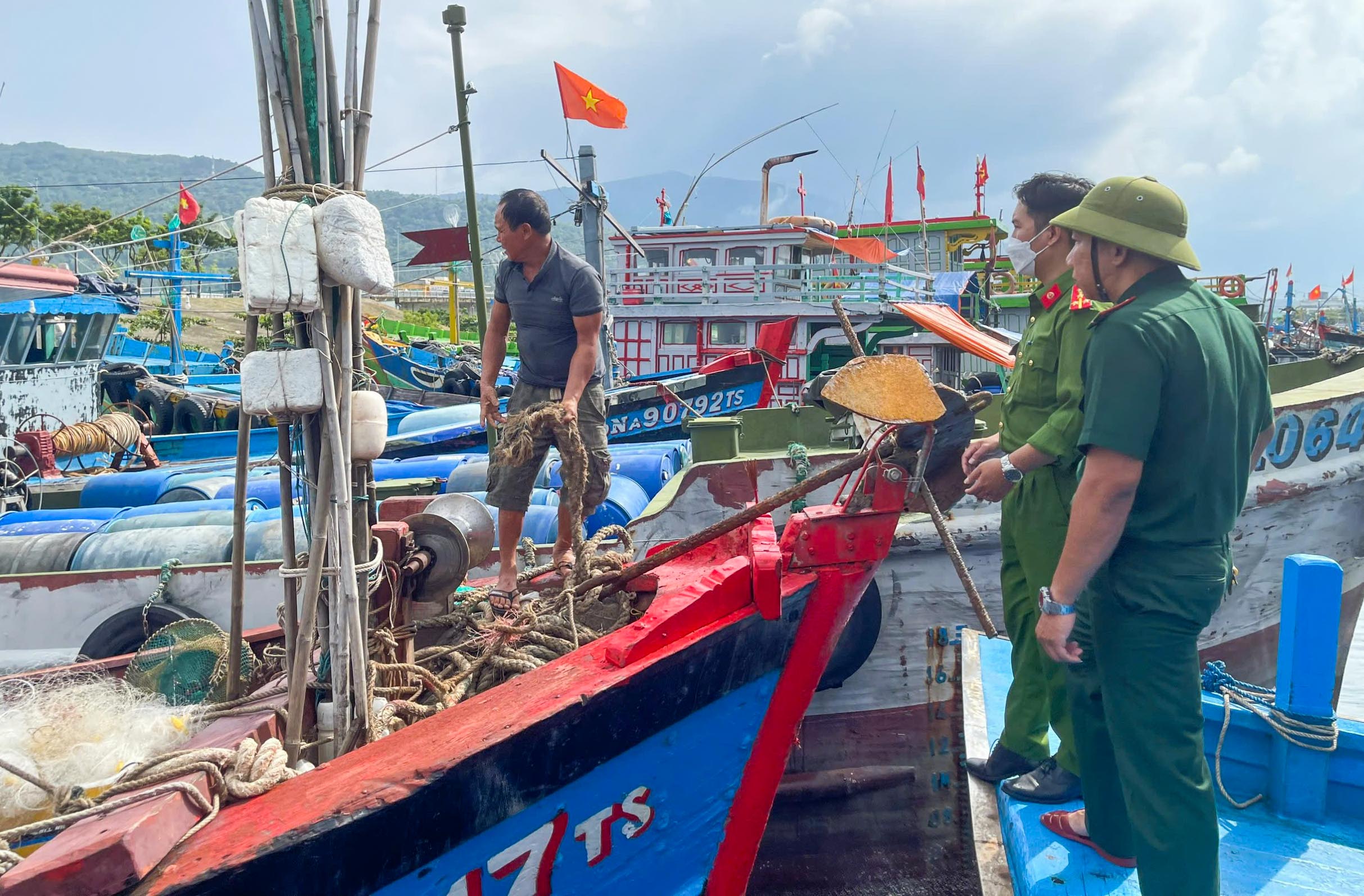 Ngư dân ở âu thuyền Thọ Quang làm gì để phòng chống cháy tàu cá dịp tết?- Ảnh 2.