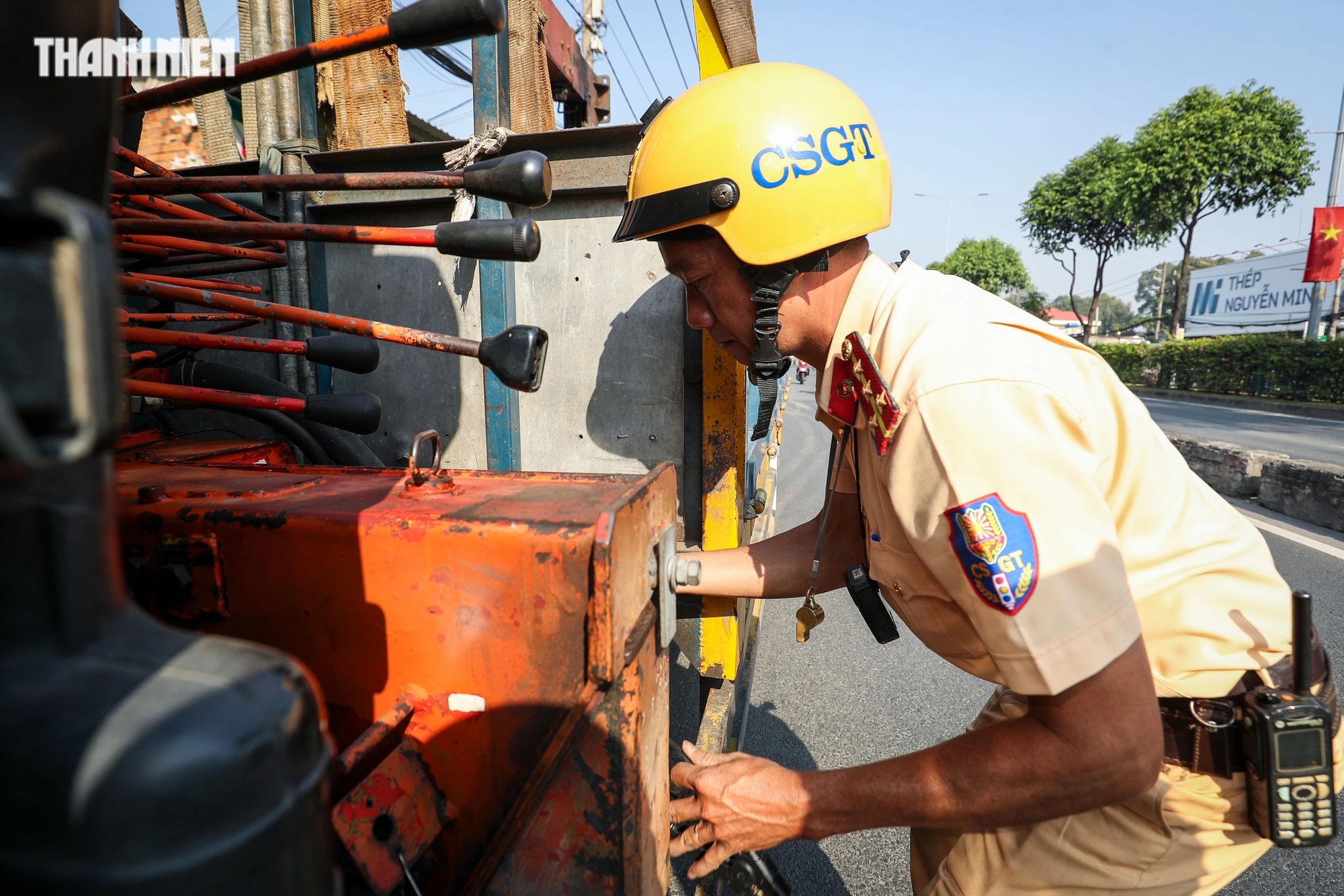 Anh CSGT TP.HCM 8 năm 'đam mê' kích bình 0 đồng giúp tài xế: 'Chắc là bệnh nghề nghiệp!'- Ảnh 7.