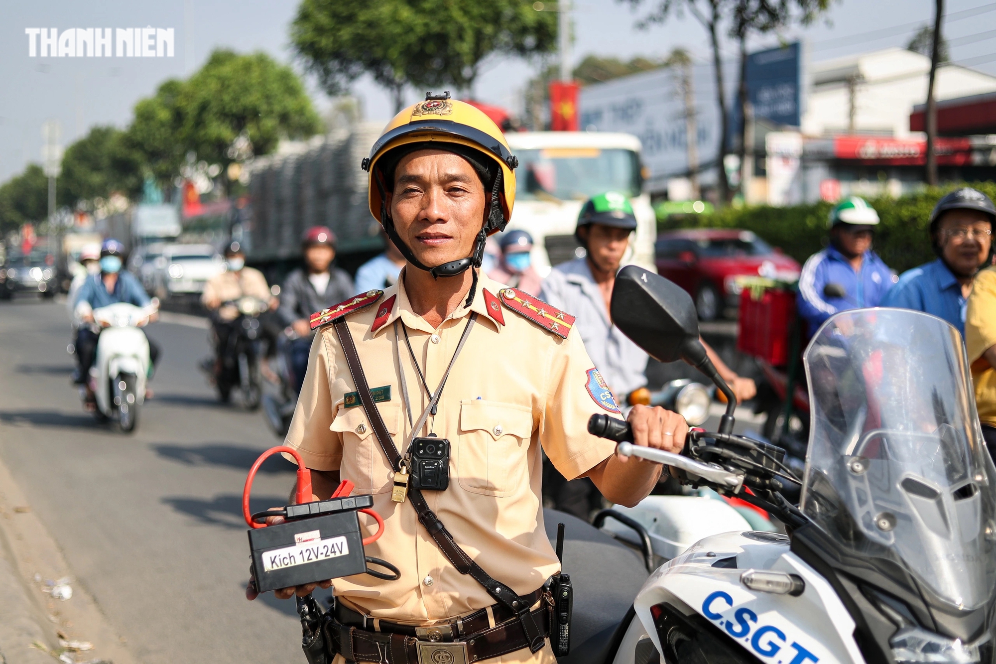 Anh CSGT TP.HCM 8 năm 'đam mê' kích bình 0 đồng giúp tài xế: 'Chắc là bệnh nghề nghiệp!'- Ảnh 9.