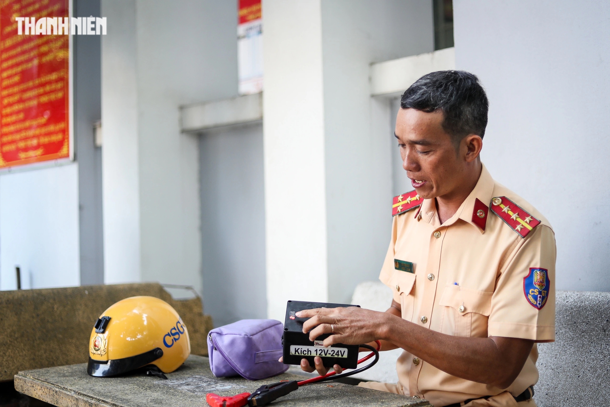 Anh CSGT TP.HCM 8 năm 'đam mê' kích bình 0 đồng giúp tài xế: 'Chắc là bệnh nghề nghiệp!'- Ảnh 3.