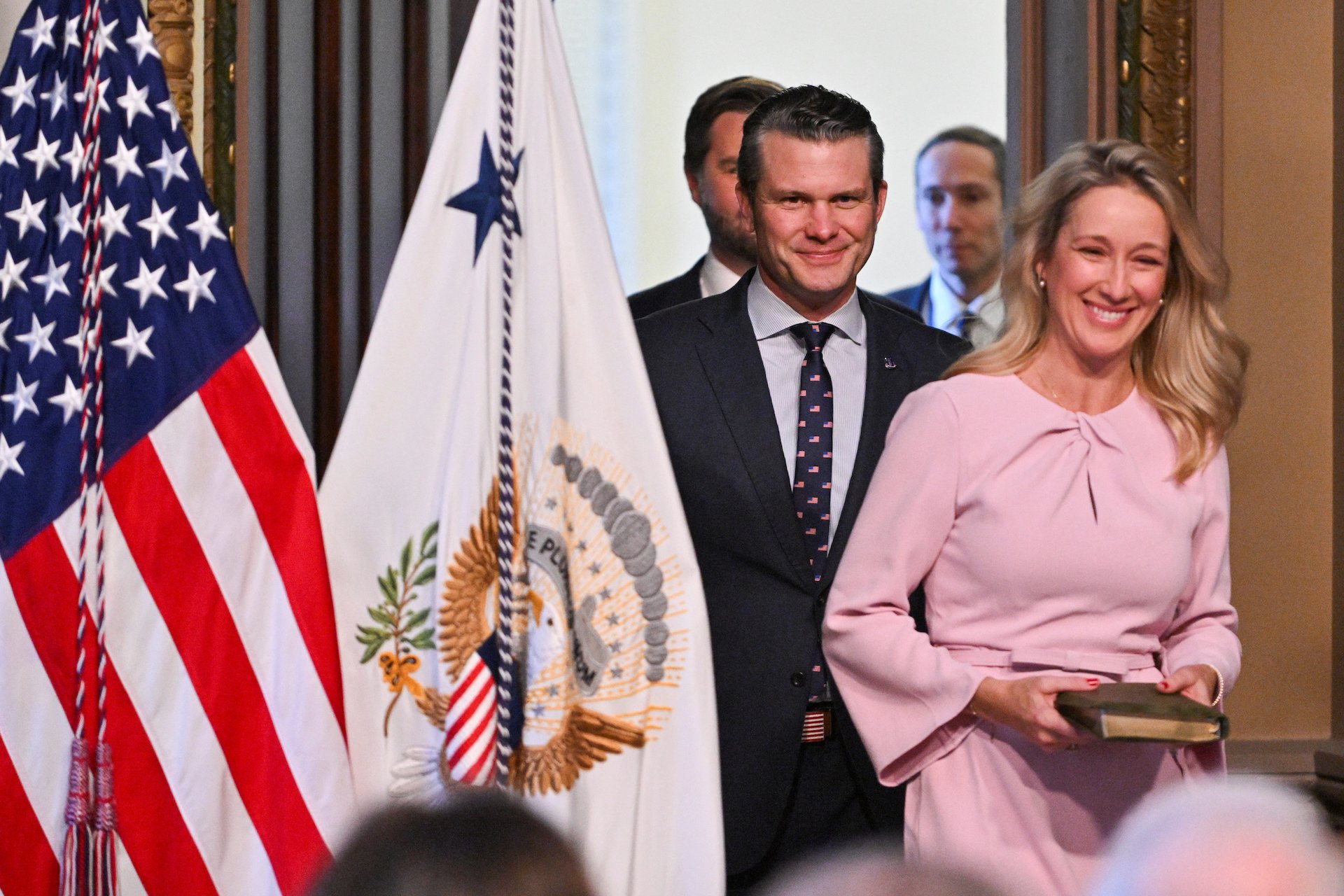 Cựu MC vừa trở thành Bộ trưởng Quốc phòng Mỹ là ai?