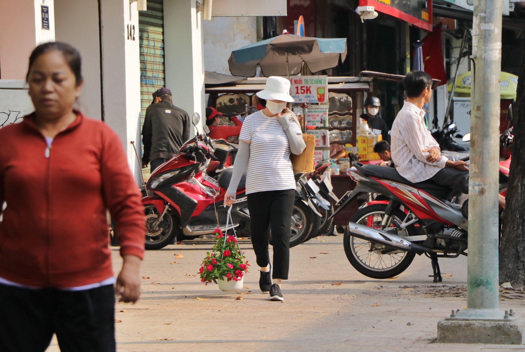 26 tháng chạp: Đường phố TP.HCM khá thông thoáng, hối hả những chuyến xe chở hoa tết- Ảnh 13.