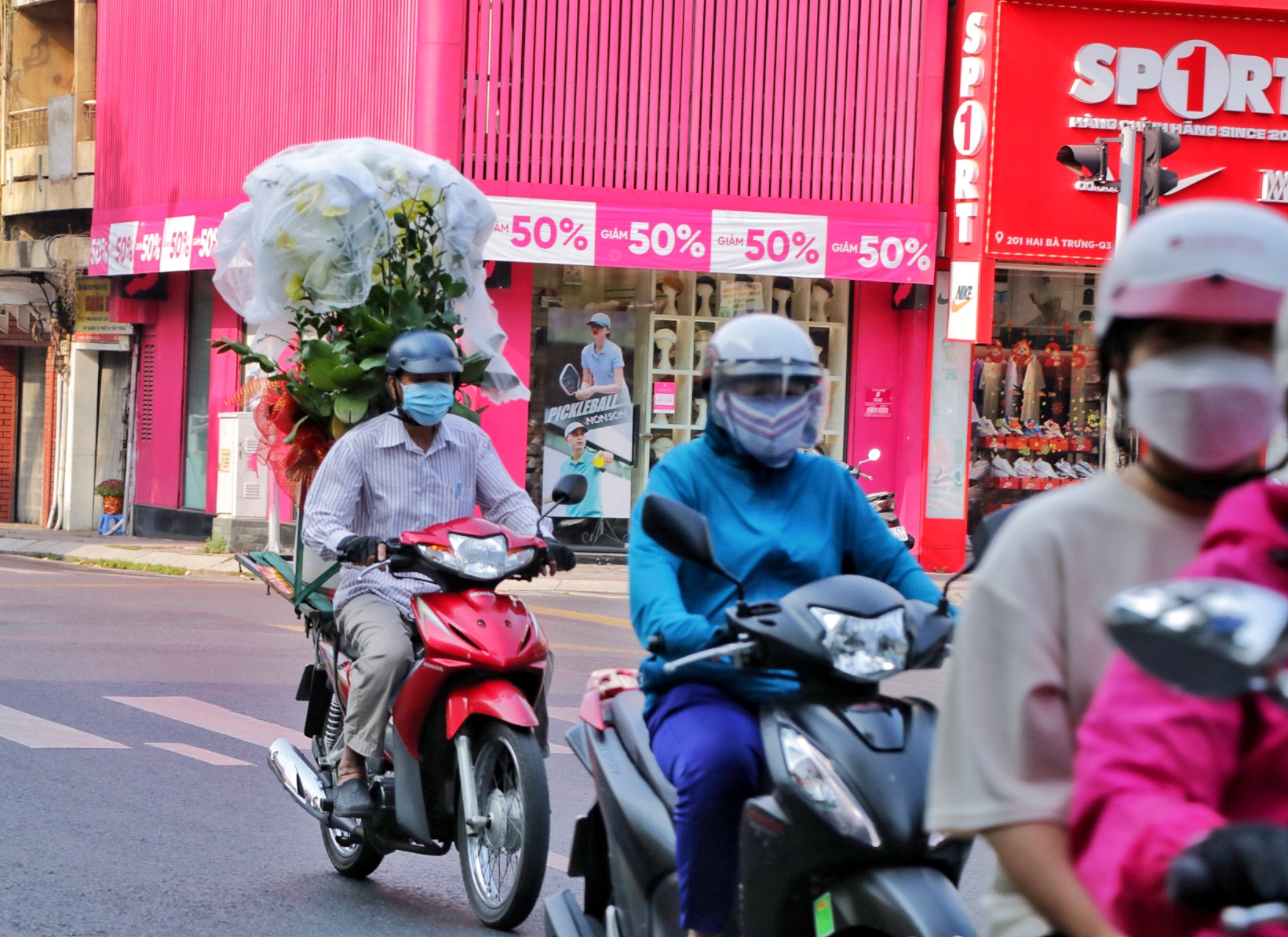 26 tháng chạp: Đường phố TP.HCM khá thông thoáng, hối hả những chuyến xe chở hoa tết- Ảnh 6.