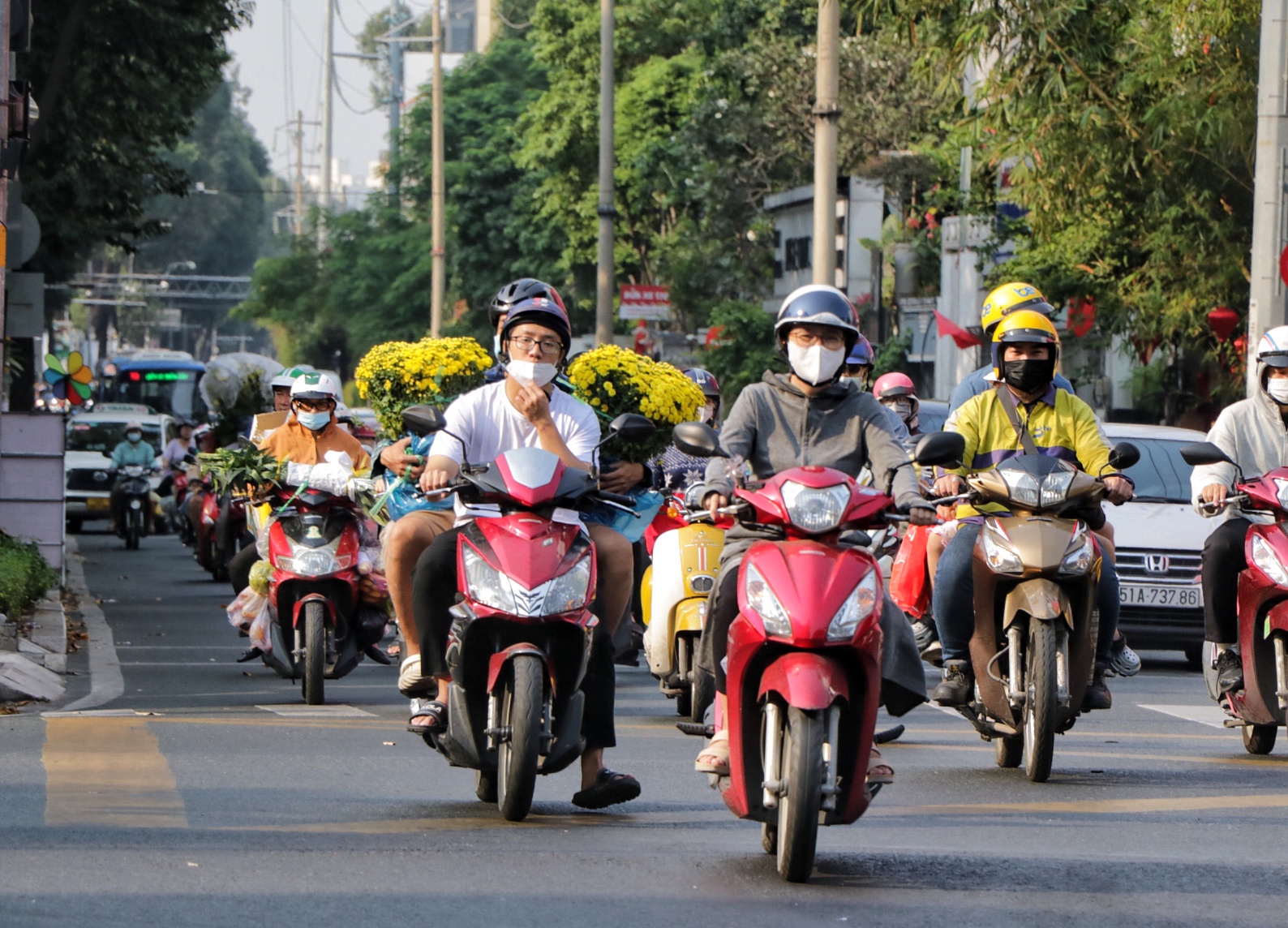 26 tháng chạp: Đường phố TP.HCM khá thông thoáng, hối hả những chuyến xe chở hoa tết- Ảnh 1.