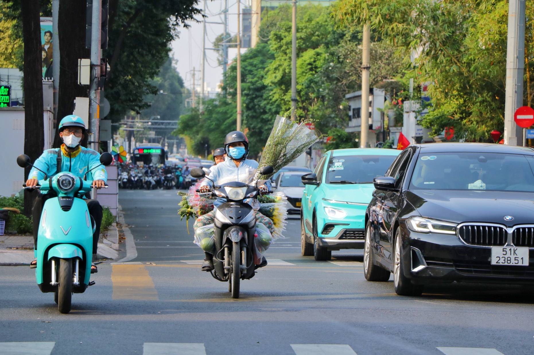 26 tháng chạp: Đường phố TP.HCM khá thông thoáng, hối hả những chuyến xe chở hoa tết- Ảnh 8.