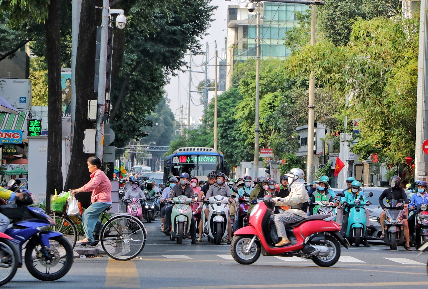 26 tháng chạp: Đường phố TP.HCM khá thông thoáng, hối hả những chuyến xe chở hoa tết- Ảnh 4.