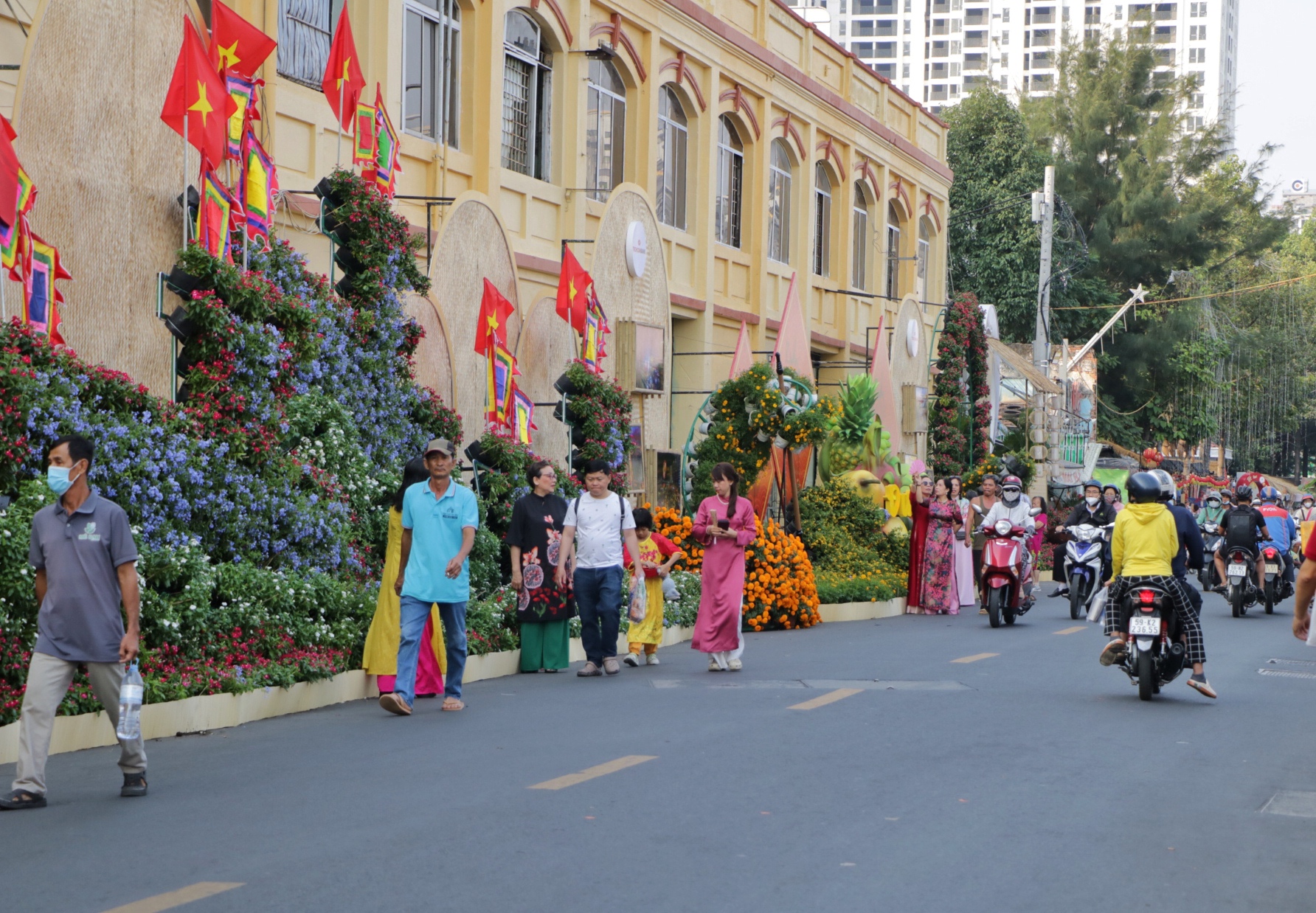 26 tháng chạp: Đường phố TP.HCM khá thông thoáng, hối hả những chuyến xe chở hoa tết- Ảnh 10.