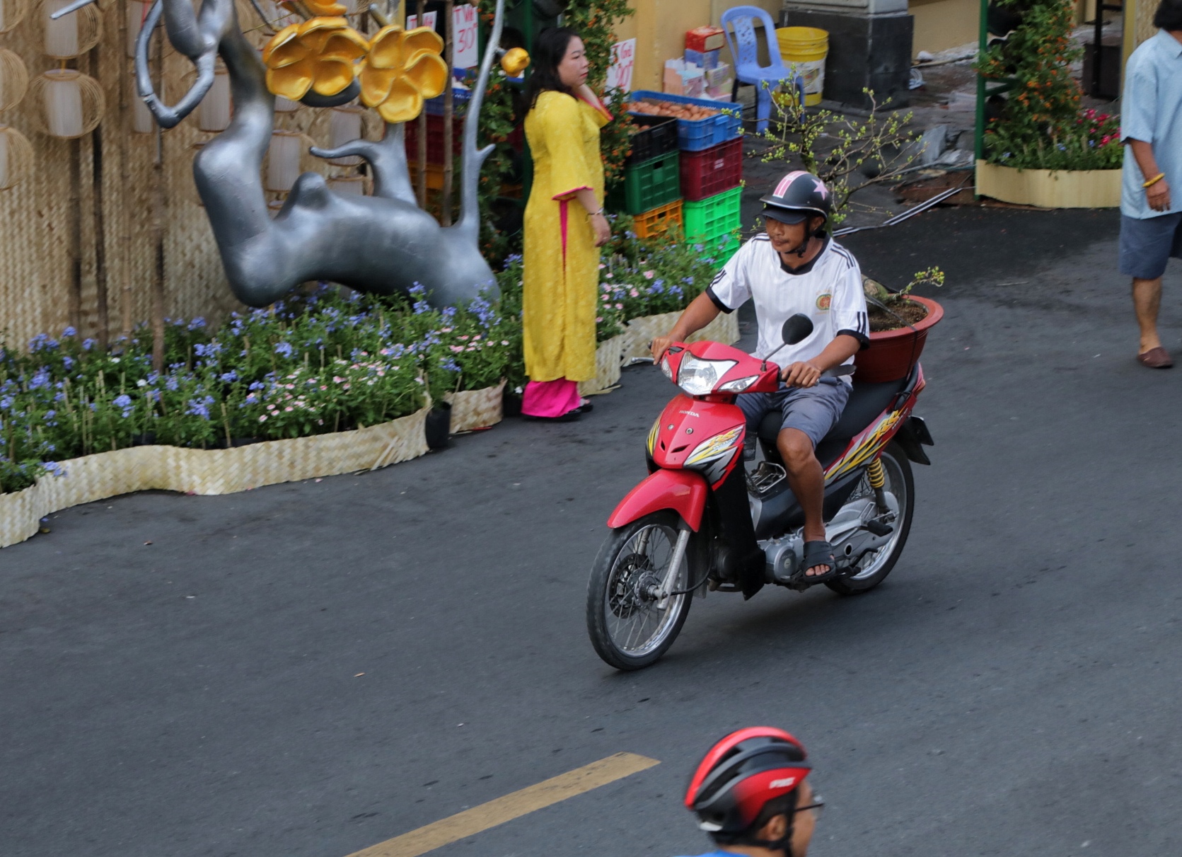 26 tháng chạp: Đường phố TP.HCM khá thông thoáng, hối hả những chuyến xe chở hoa tết- Ảnh 11.