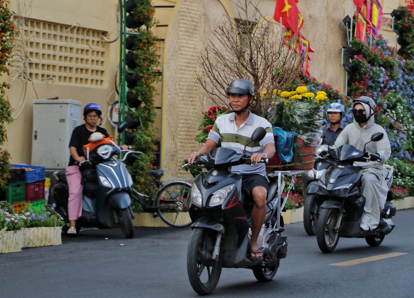 26 tháng chạp: Đường phố TP.HCM khá thông thoáng, hối hả những chuyến xe chở hoa tết- Ảnh 12.