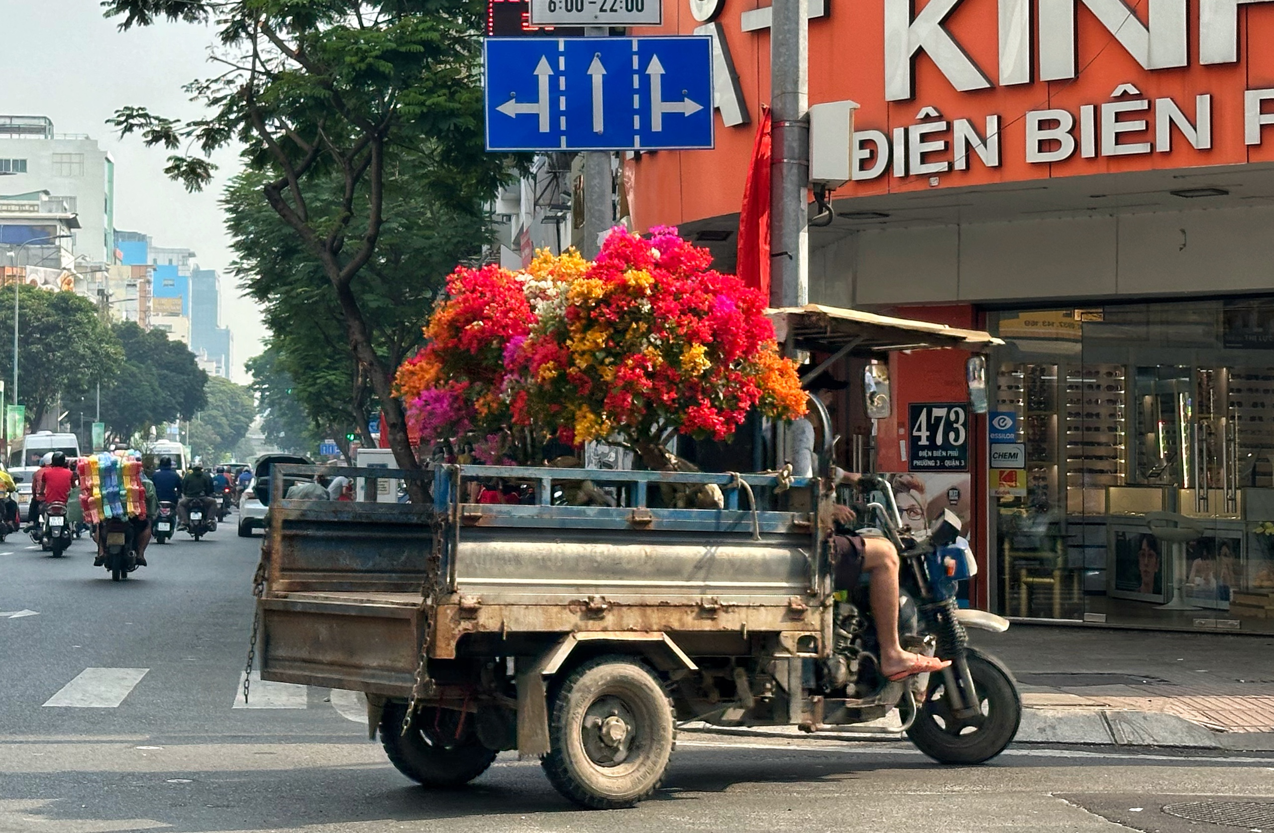 26 tháng chạp: Đường phố TP.HCM khá thông thoáng, hối hả những chuyến xe chở hoa tết- Ảnh 5.