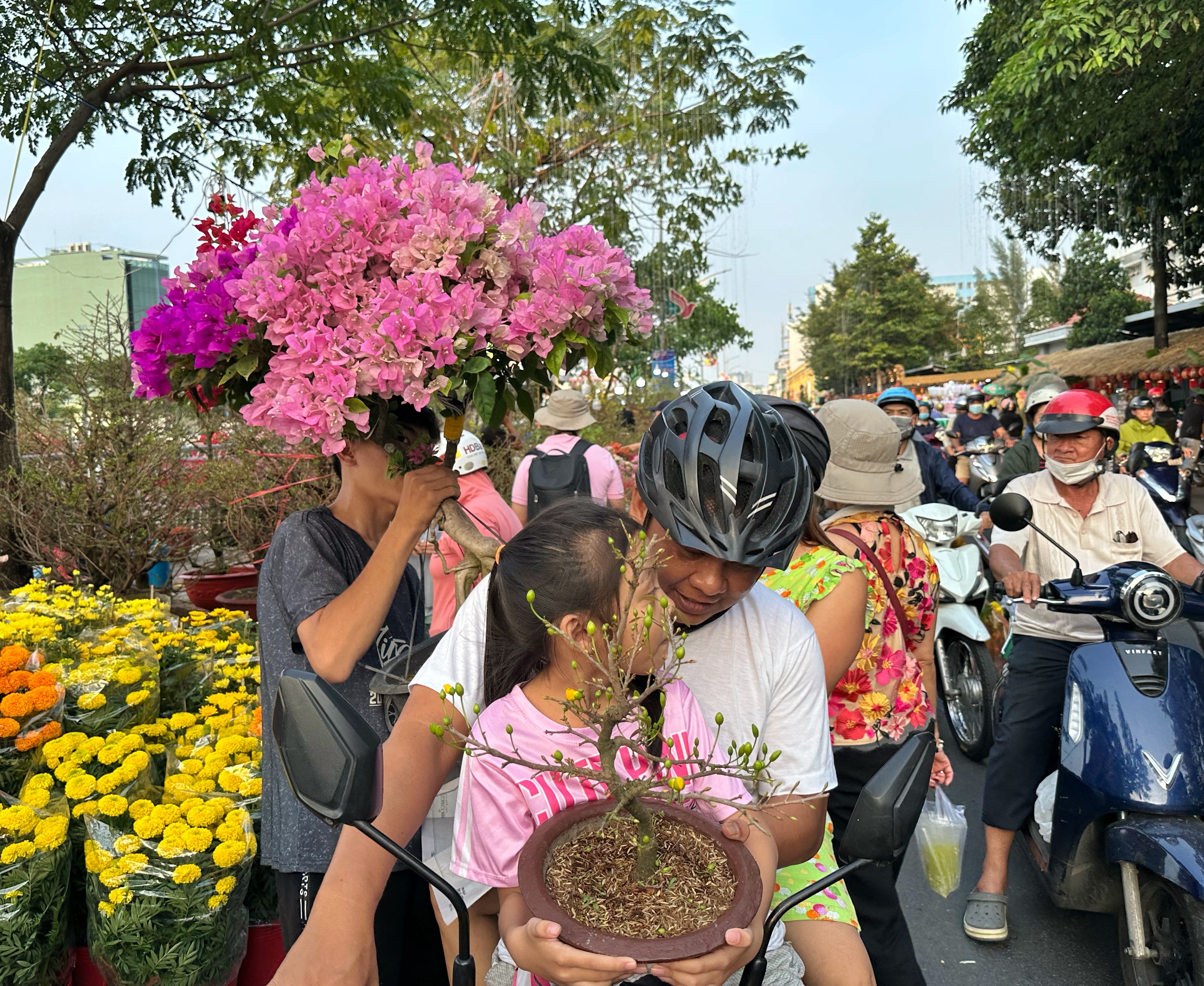 Khóc cười bán hoa tết ở TP.HCM: Vì sao có người mua 'không thèm' trả giá?- Ảnh 4.