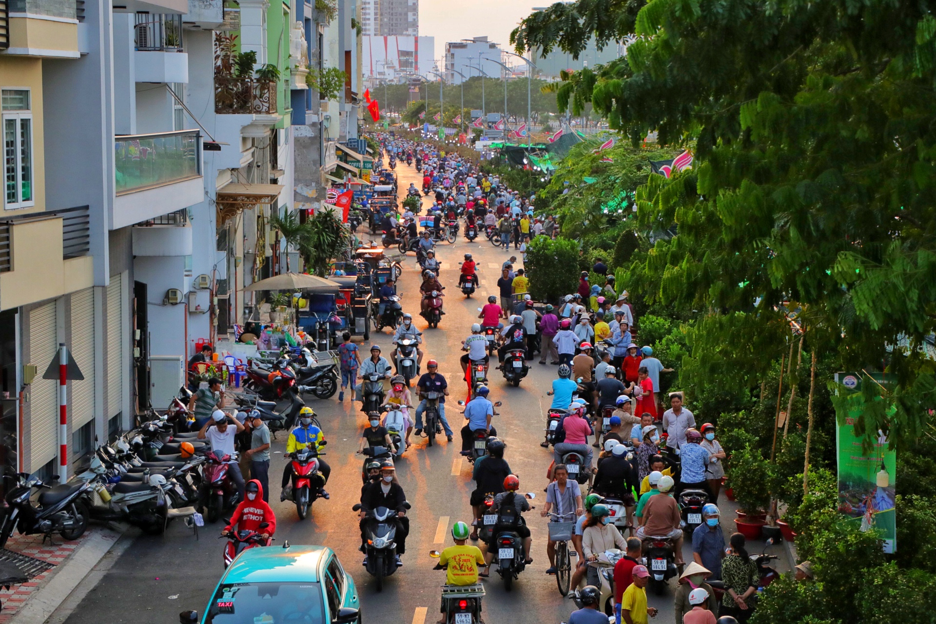 Khóc cười bán hoa tết ở TP.HCM: Vì sao có người mua 'không thèm' trả giá?- Ảnh 1.