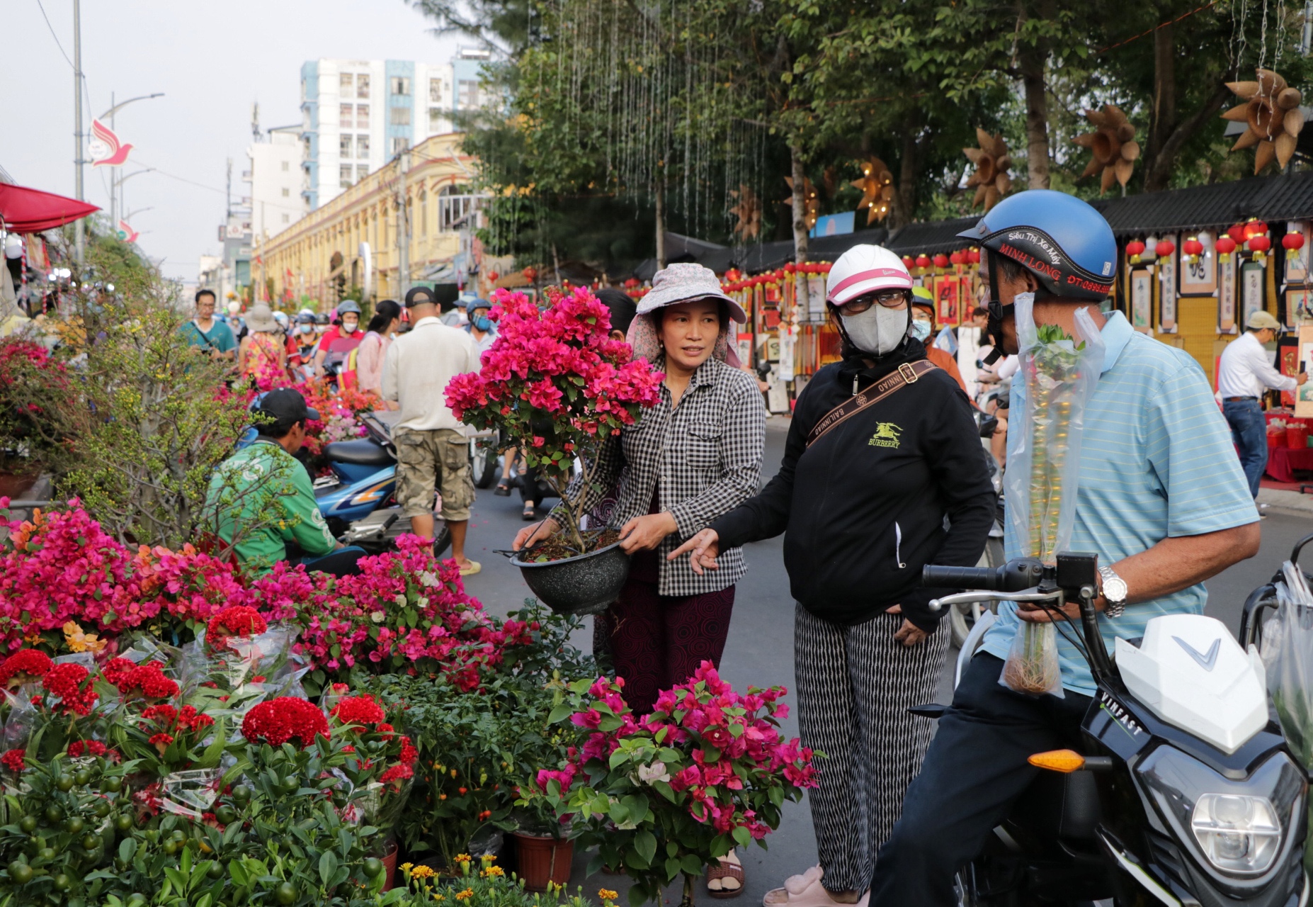 Khóc cười bán hoa tết ở TP.HCM: 'Cay đắng khi khách trả giá dưới 50%!'- Ảnh 8.