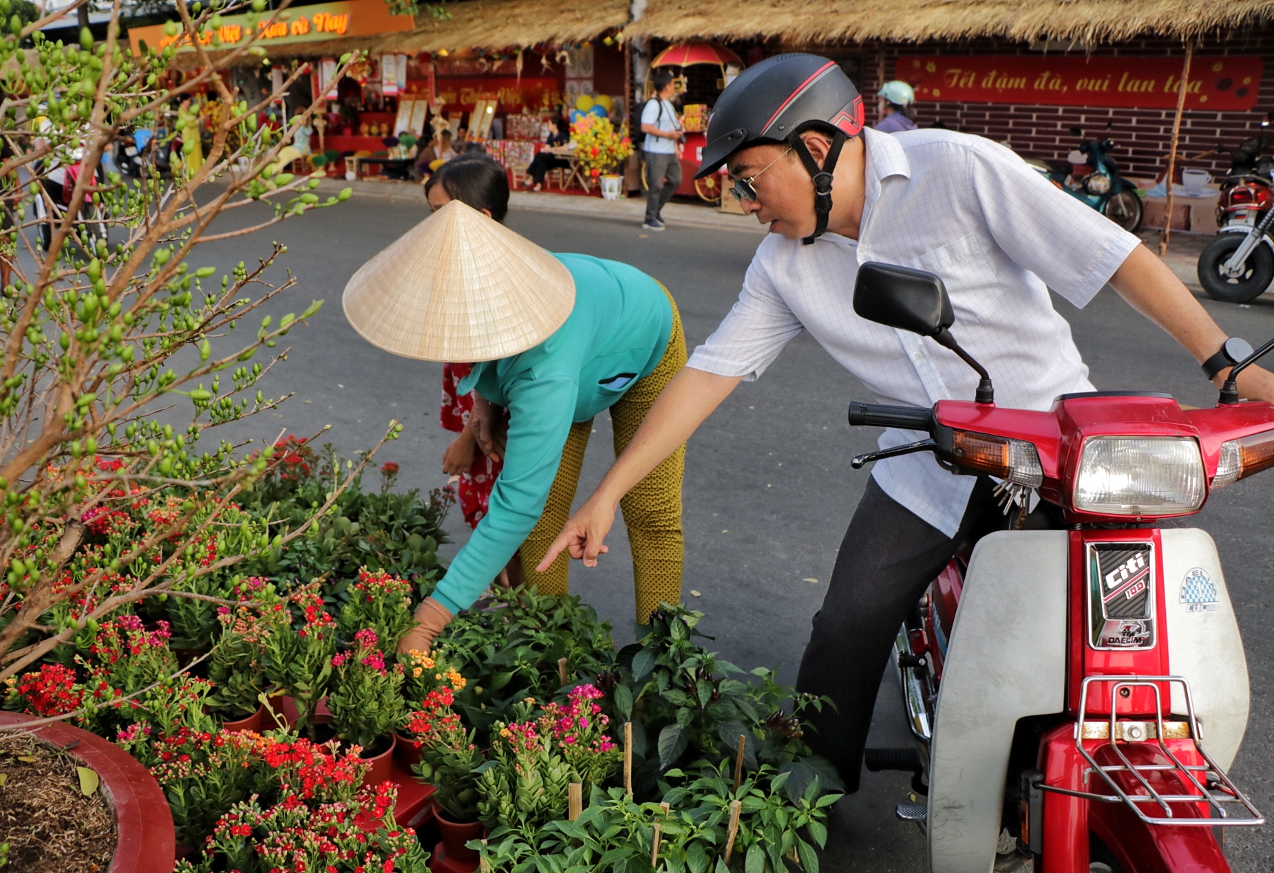 Khóc cười bán hoa tết ở TP.HCM: 'Cay đắng khi khách trả giá dưới 50%!'- Ảnh 7.