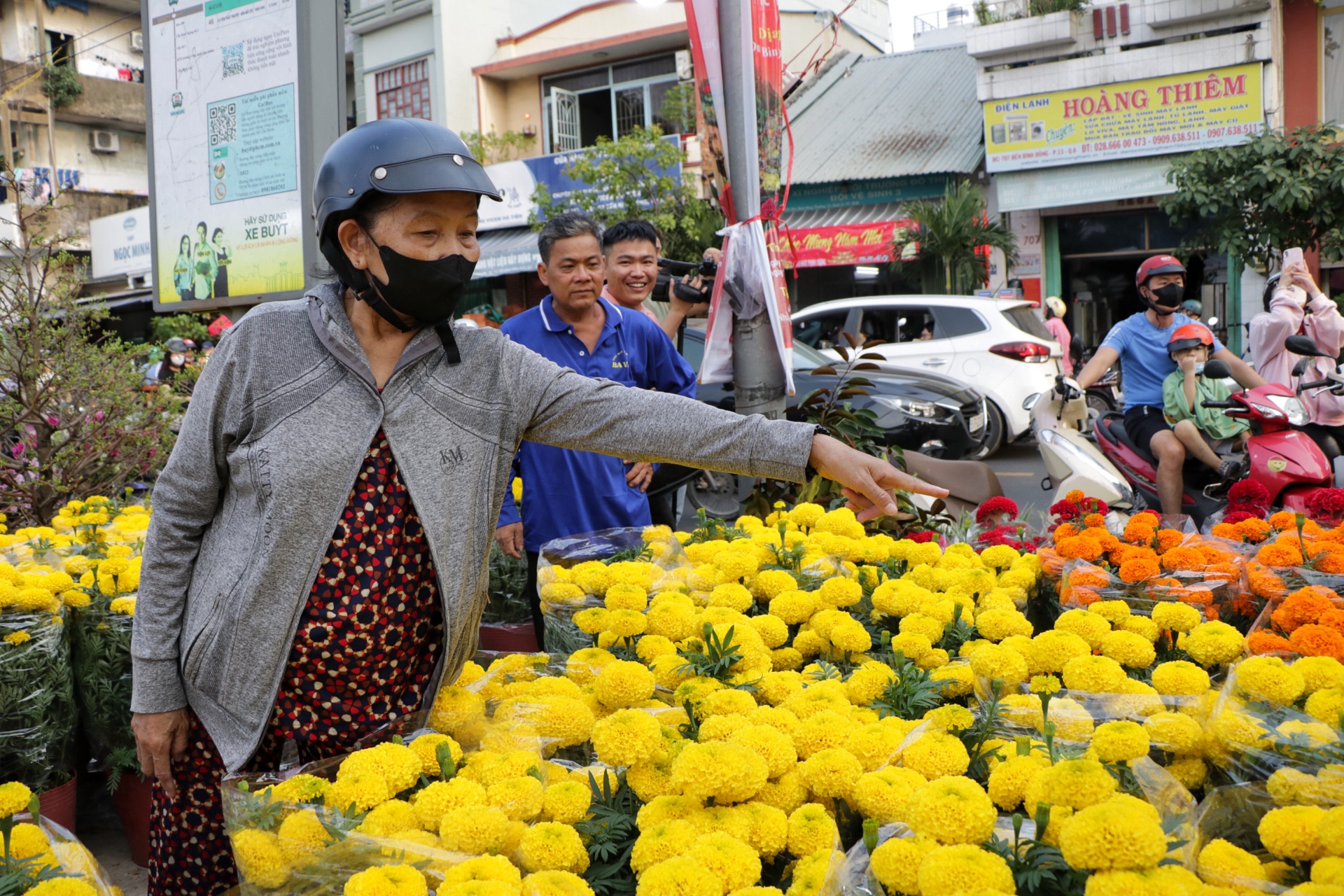 Khóc cười bán hoa tết ở TP.HCM: 'Cay đắng khi khách trả giá dưới 50%!'- Ảnh 3.