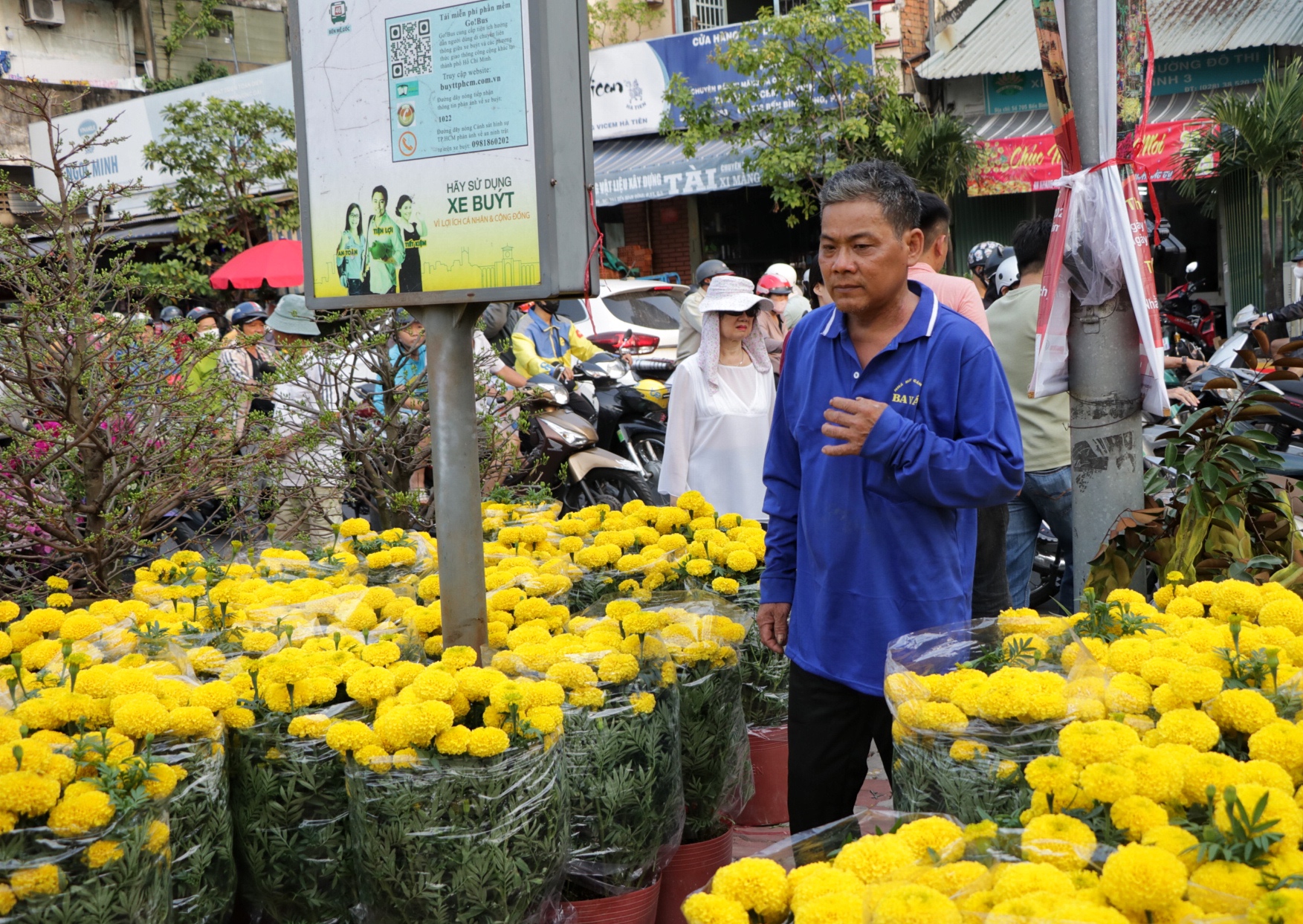 Khóc cười bán hoa tết ở TP.HCM: 'Cay đắng khi khách trả giá dưới 50%!'- Ảnh 2.