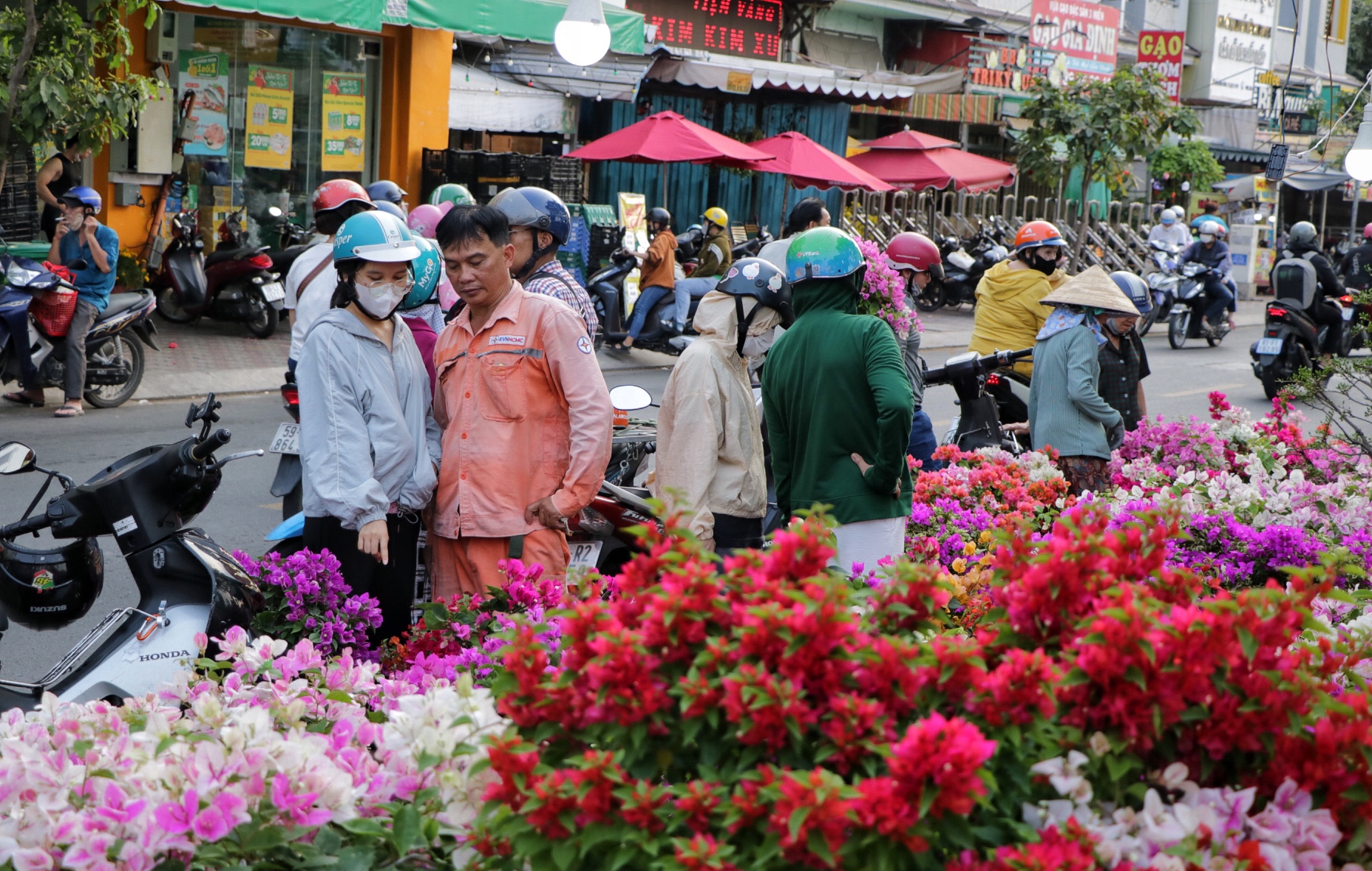 Khóc cười bán hoa tết ở TP.HCM: 'Cay đắng khi khách trả giá dưới 50%!'- Ảnh 5.