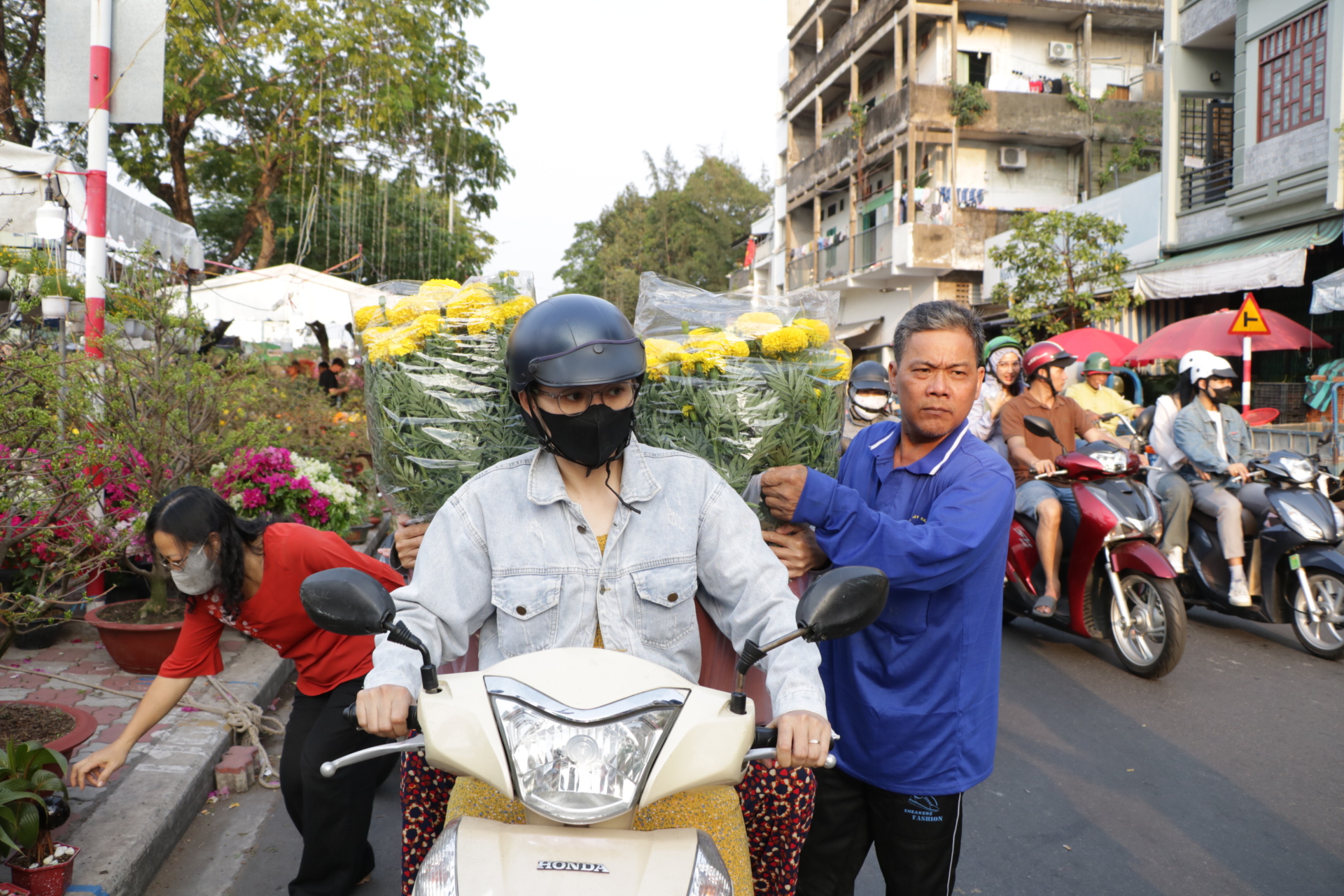 Khóc cười bán hoa tết ở TP.HCM: Vì sao có người mua 'không thèm' trả giá?- Ảnh 3.