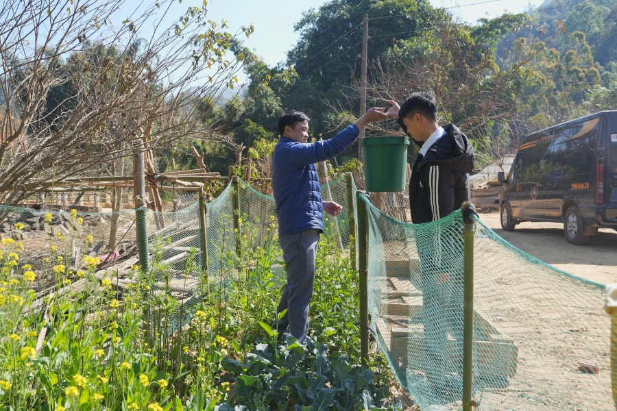 Hai thầy giáo trẻ vượt trăm km đường núi bám bản: 1 tuần về/lần, vì các em cố gắng!- Ảnh 3.