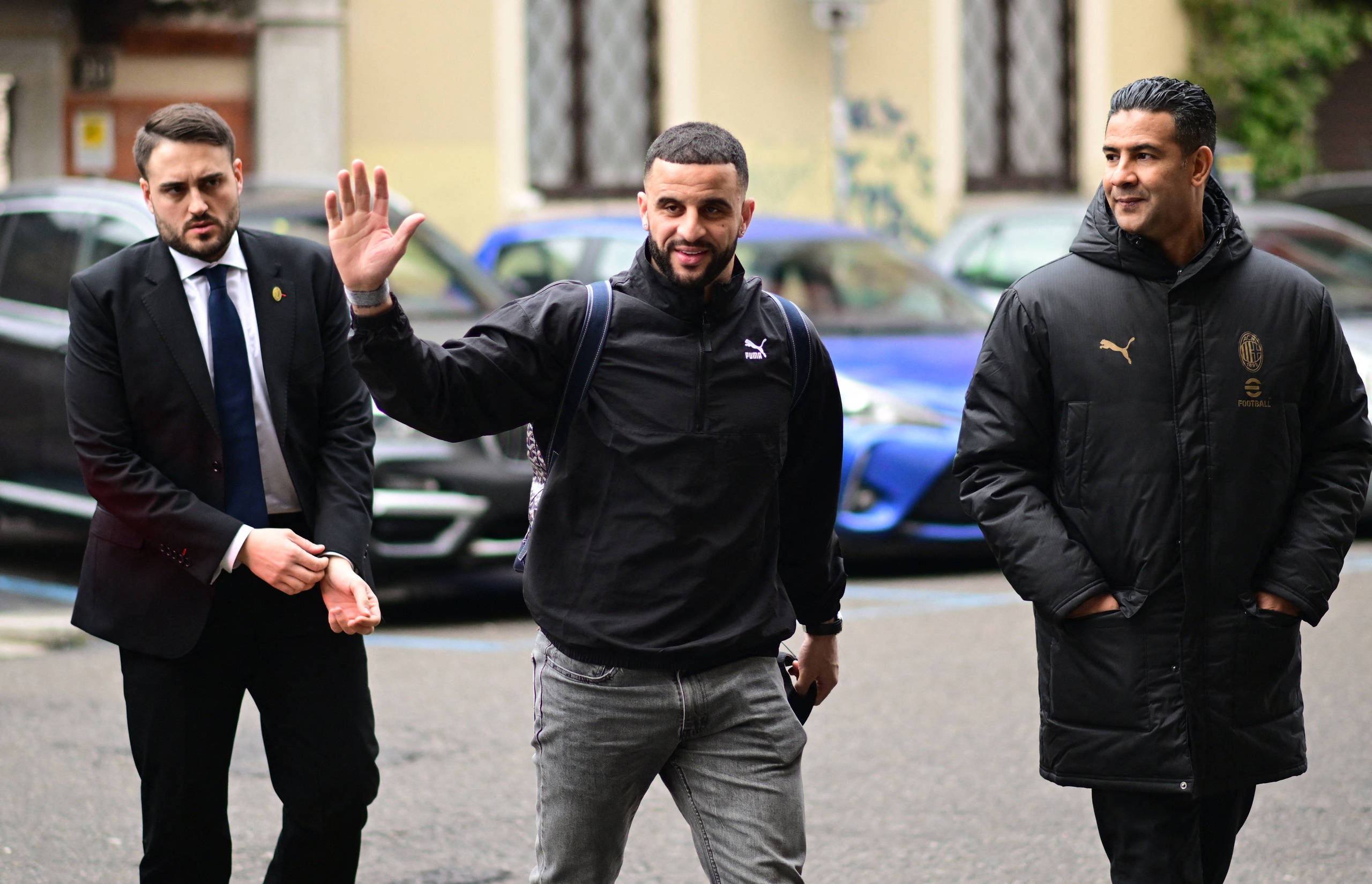 Kyle Walker came to sign a contract with AC Milan