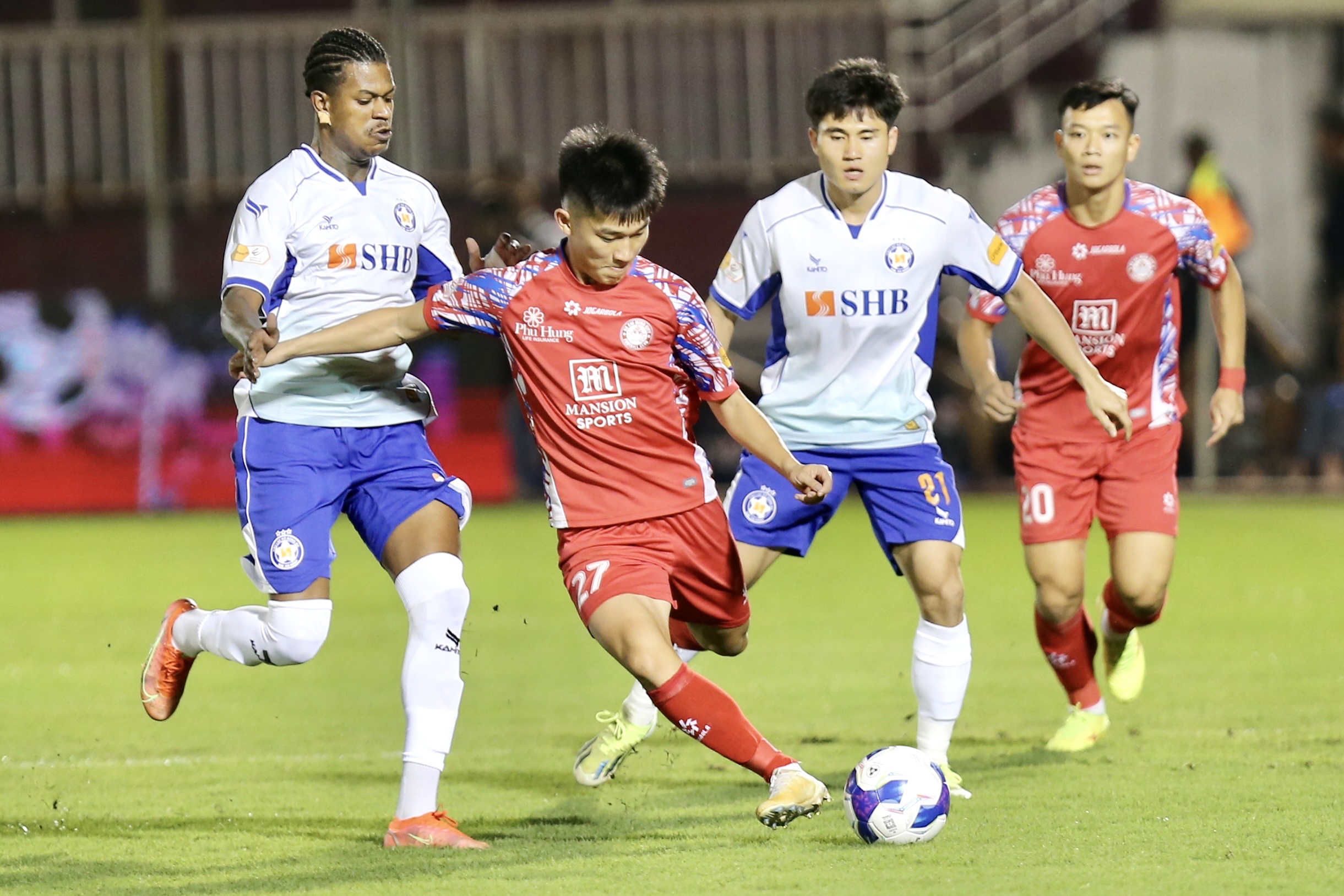 Midfielder Emerson made a mistake in the goal in front of the HCMC Club in round 11