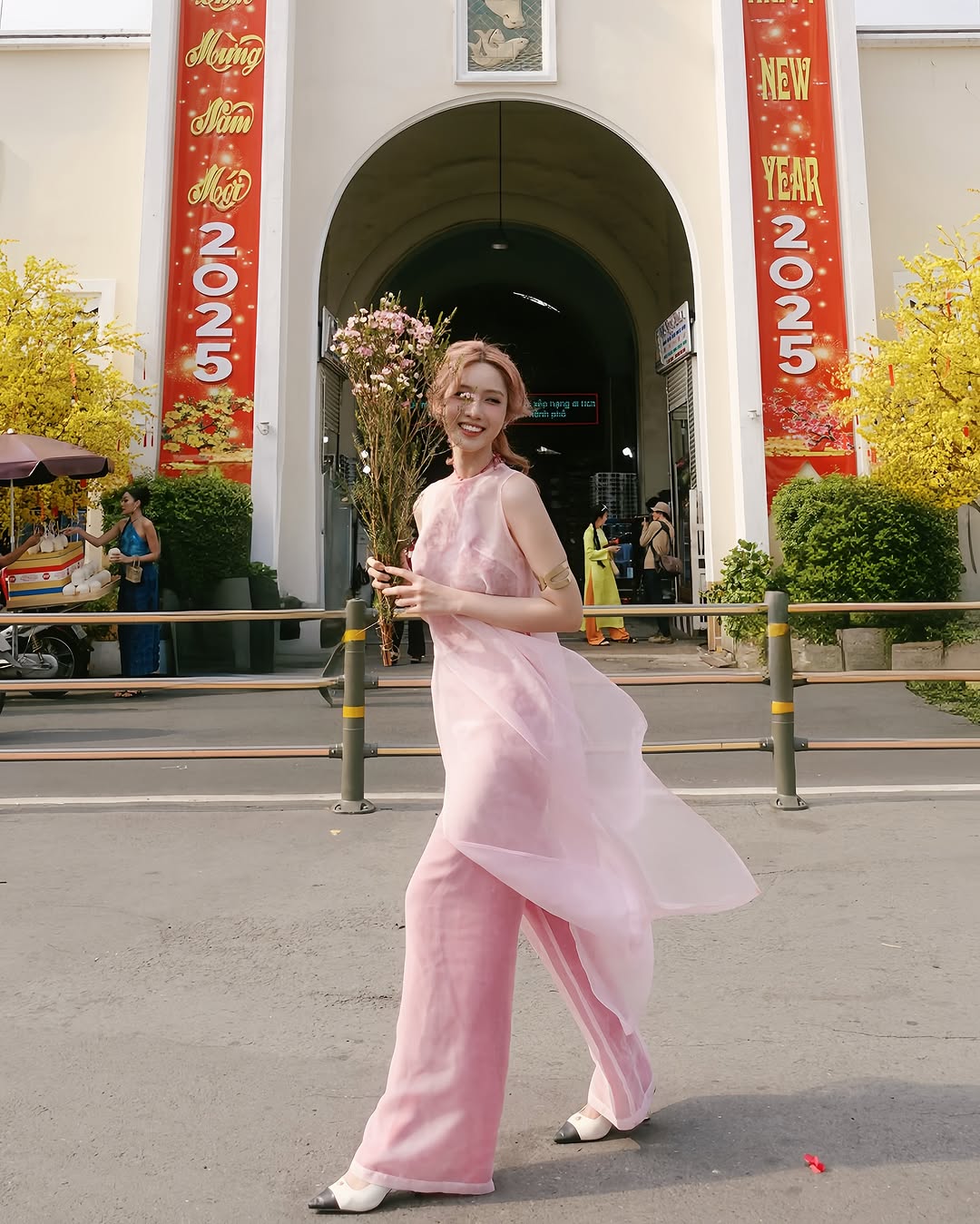 ভদ্রতা পছন্দ করে এমন মেয়েদের জন্য প্যাস্টেল রঙের আও দাই সাজেশন - ছবি ৪। Gợi ý áo dài màu pastel cho nàng yêu sự nhẹ nhàng- Ảnh 4.