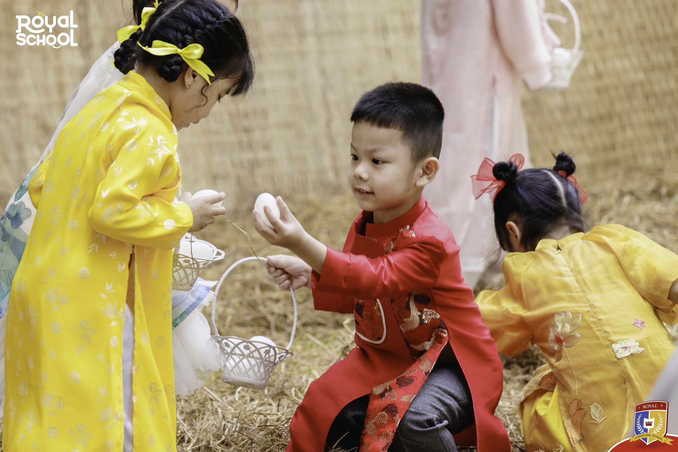 Những khoảnh khắc đáng nhớ, gắn kết gia đình tại lễ hội mùa xuân Royal School- Ảnh 2.