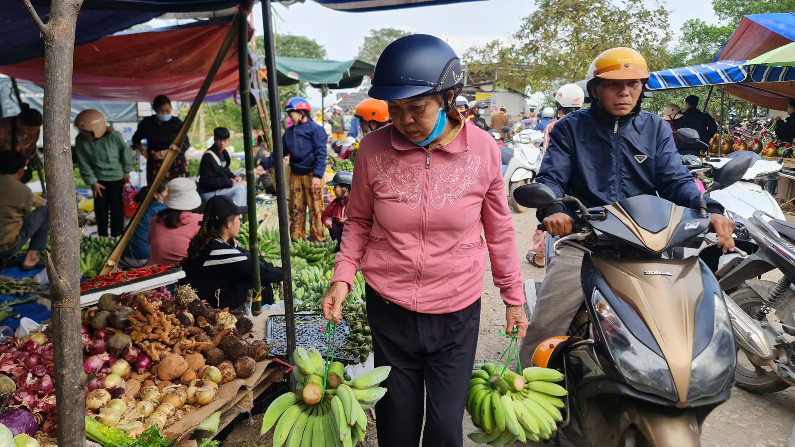 Người Huế chọn chuối ngày Tết: 'Đắt đến mấy cũng phải tìm mua vài nải'- Ảnh 1.