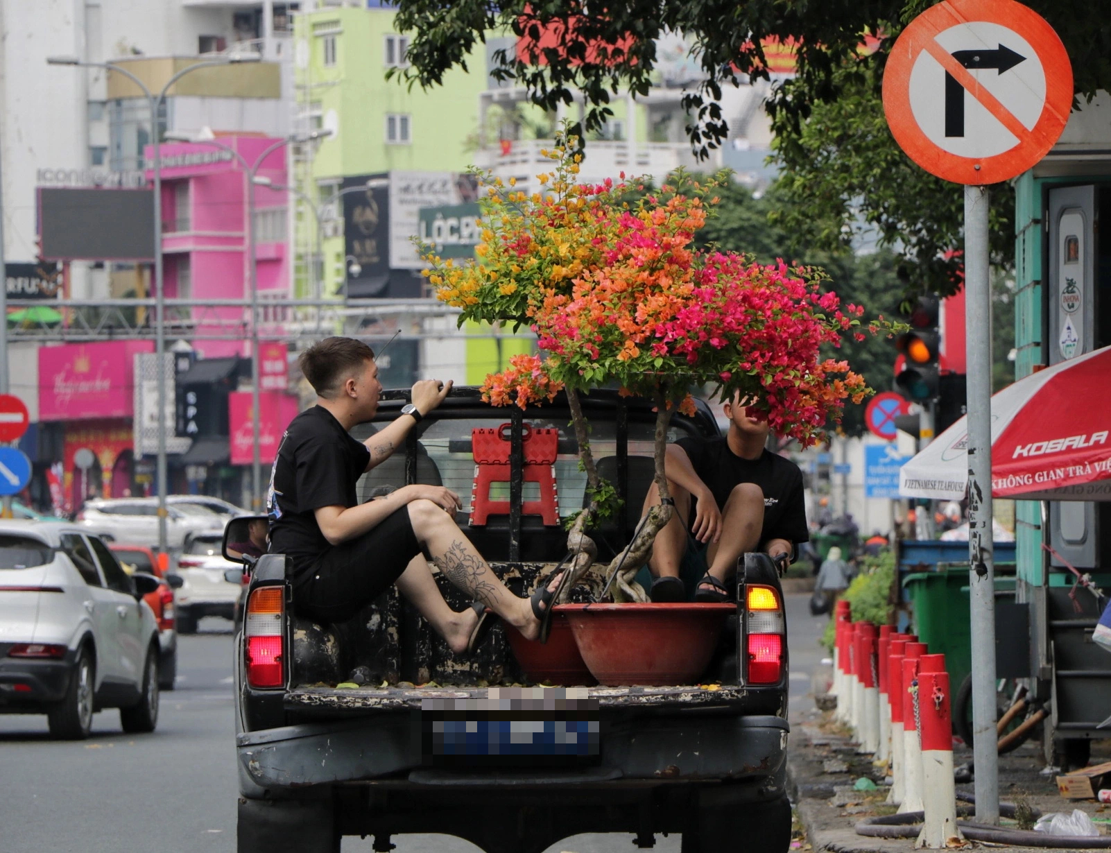 Trưa 27 tết: Đường phố trung tâm TP.HCM khác hẳn mọi ngày, nhiều người 'chở tết về nhà'- Ảnh 13.