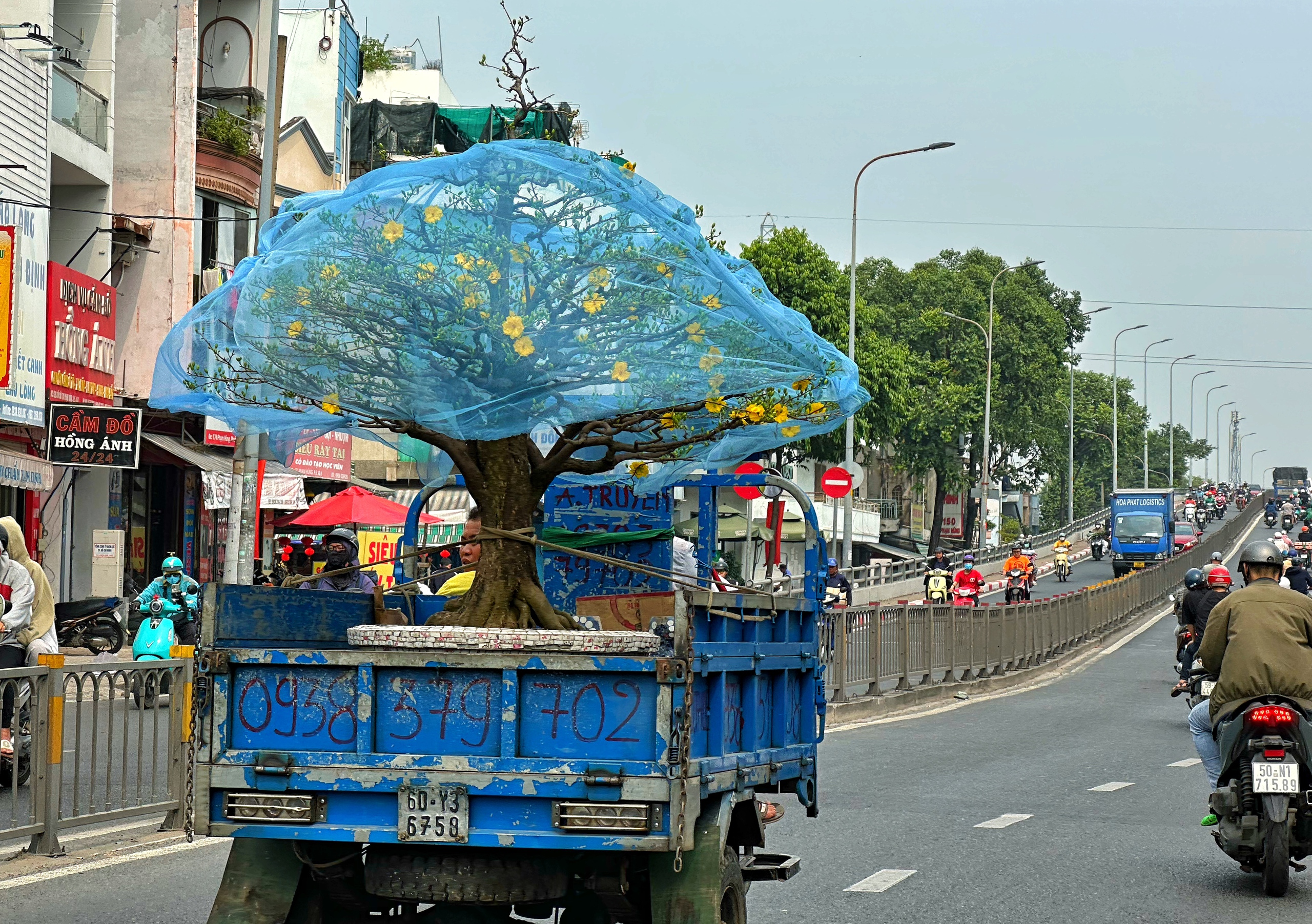 Trưa 27 tết: Đường phố trung tâm TP.HCM khác hẳn mọi ngày, nhiều người 'chở tết về nhà'- Ảnh 9.