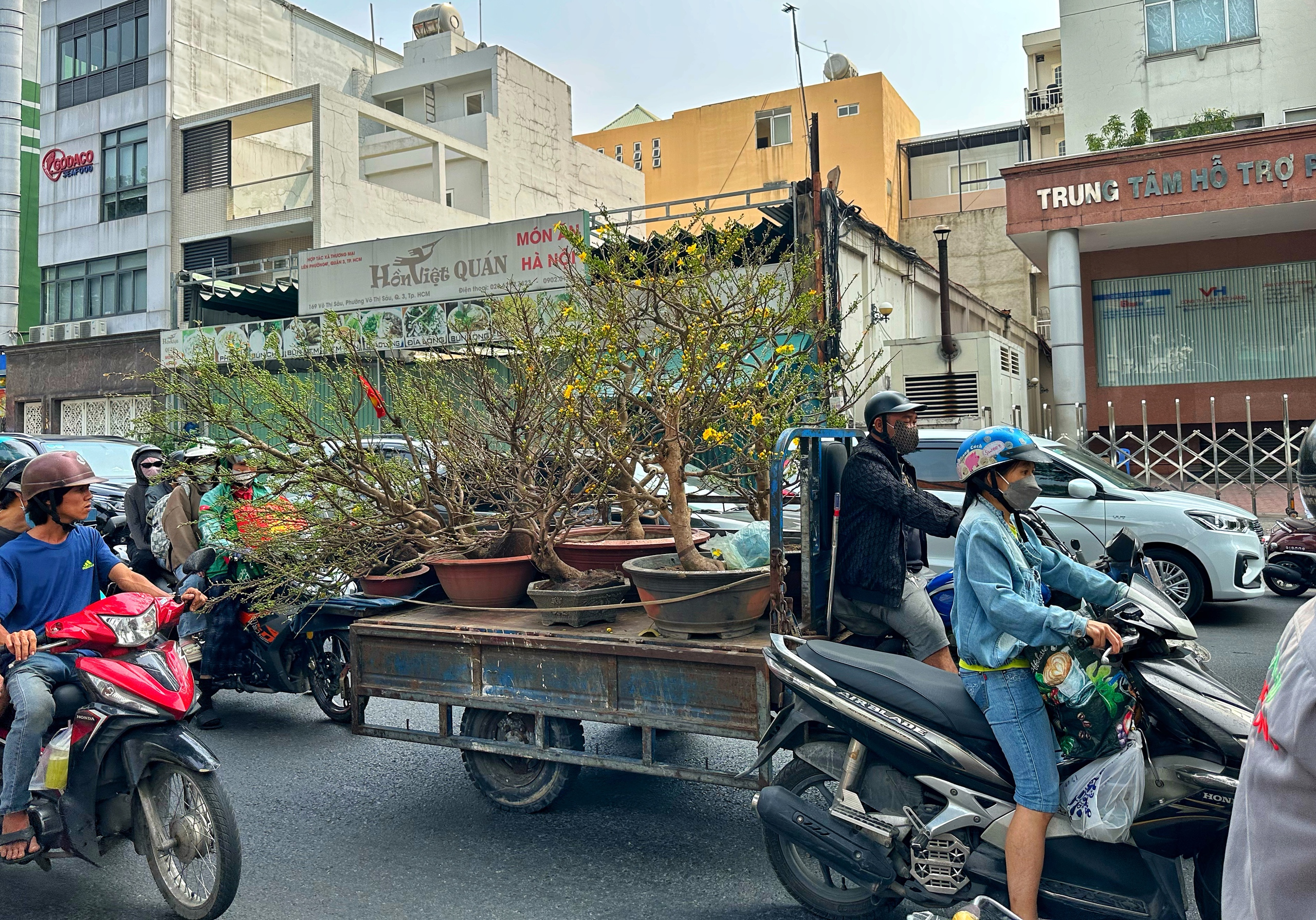 Trưa 27 tết: Đường phố trung tâm TP.HCM khác hẳn mọi ngày, nhiều người 'chở tết về nhà'- Ảnh 11.