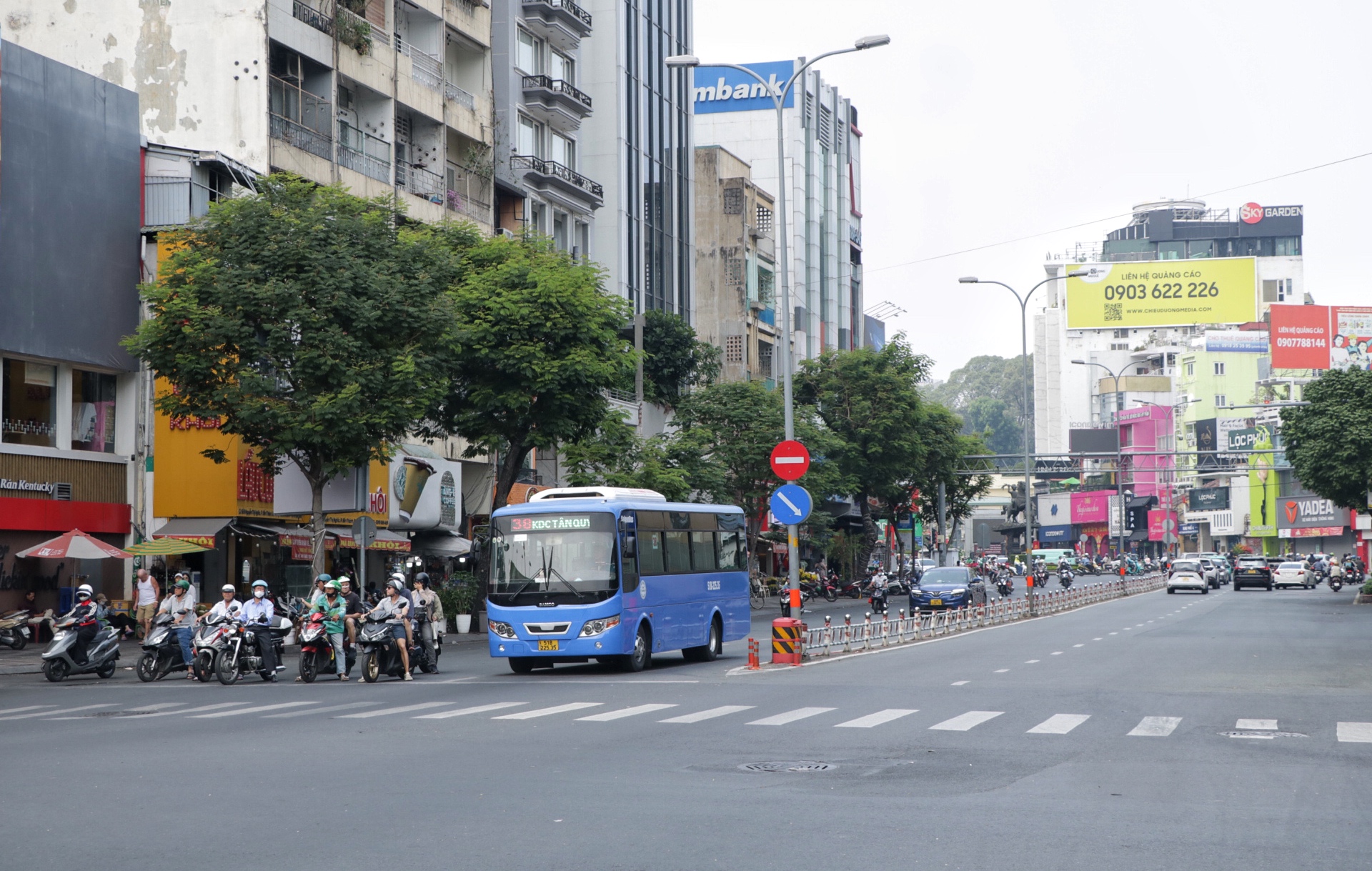 Trưa 27 tết: Đường phố trung tâm TP.HCM khác hẳn mọi ngày, nhiều người 'chở tết về nhà'- Ảnh 4.