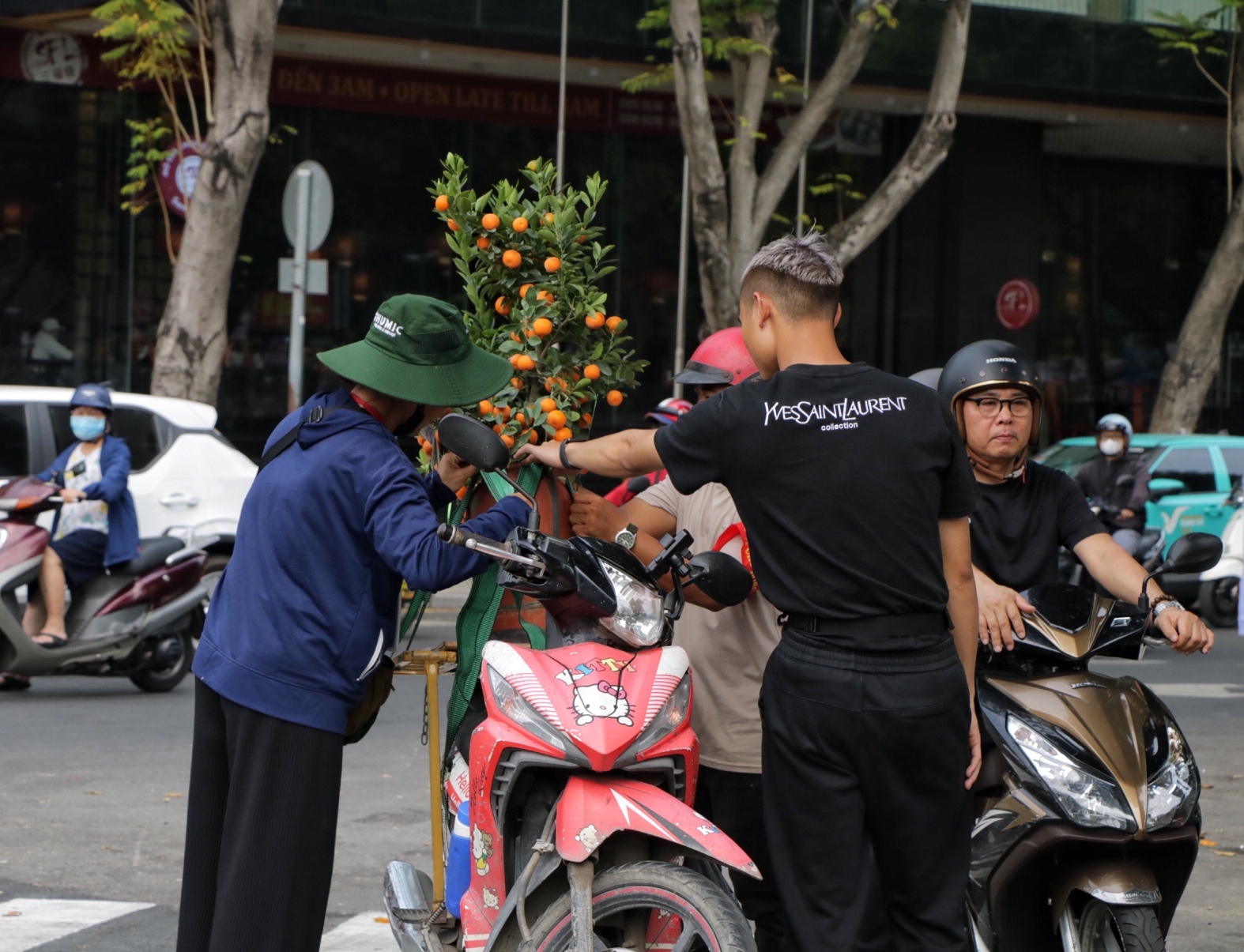 Trưa 27 tết: Đường phố trung tâm TP.HCM khác hẳn mọi ngày, nhiều người 'chở tết về nhà'- Ảnh 12.