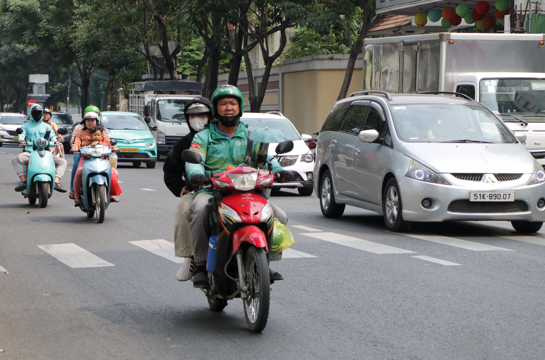 Trưa 27 tết: Đường phố trung tâm TP.HCM khác hẳn mọi ngày, nhiều người 'chở tết về nhà'- Ảnh 7.