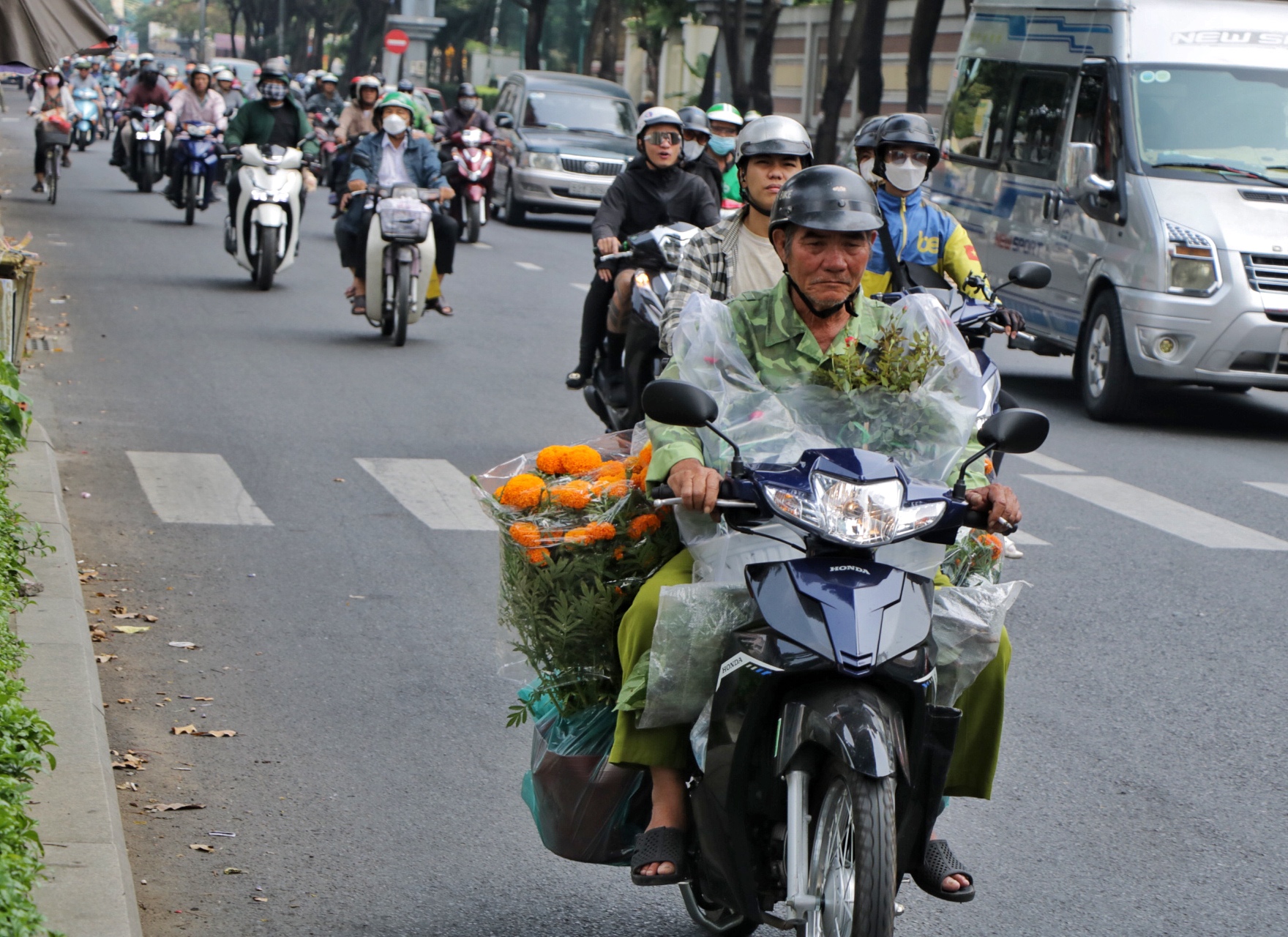 Trưa 27 tết: Đường phố trung tâm TP.HCM khác hẳn mọi ngày, nhiều người 'chở tết về nhà'- Ảnh 10.