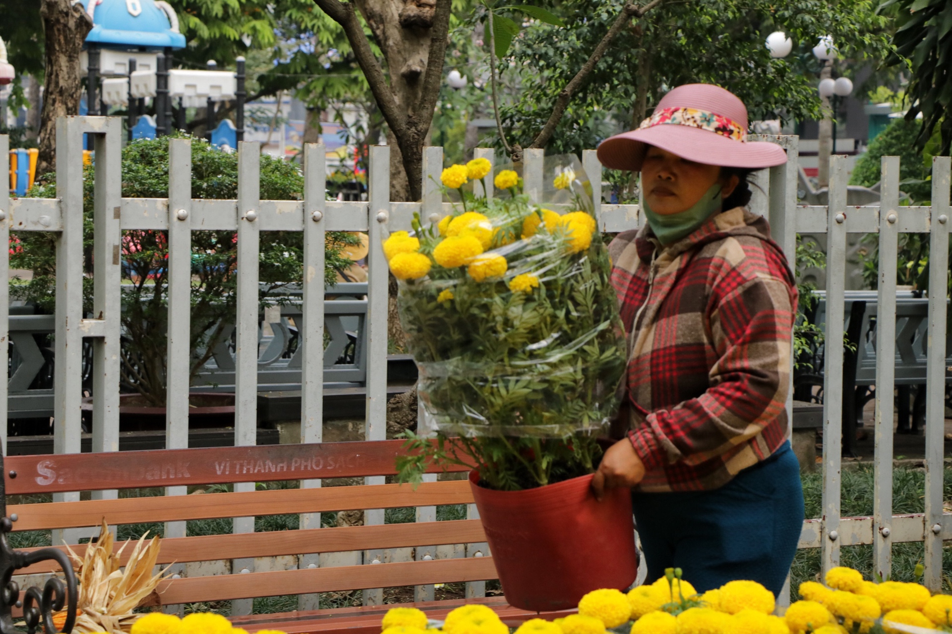 Khóc cười bán hoa tết ở TP.HCM: Khách hào sảng không trả giá, lì xì chủ vườn- Ảnh 5.