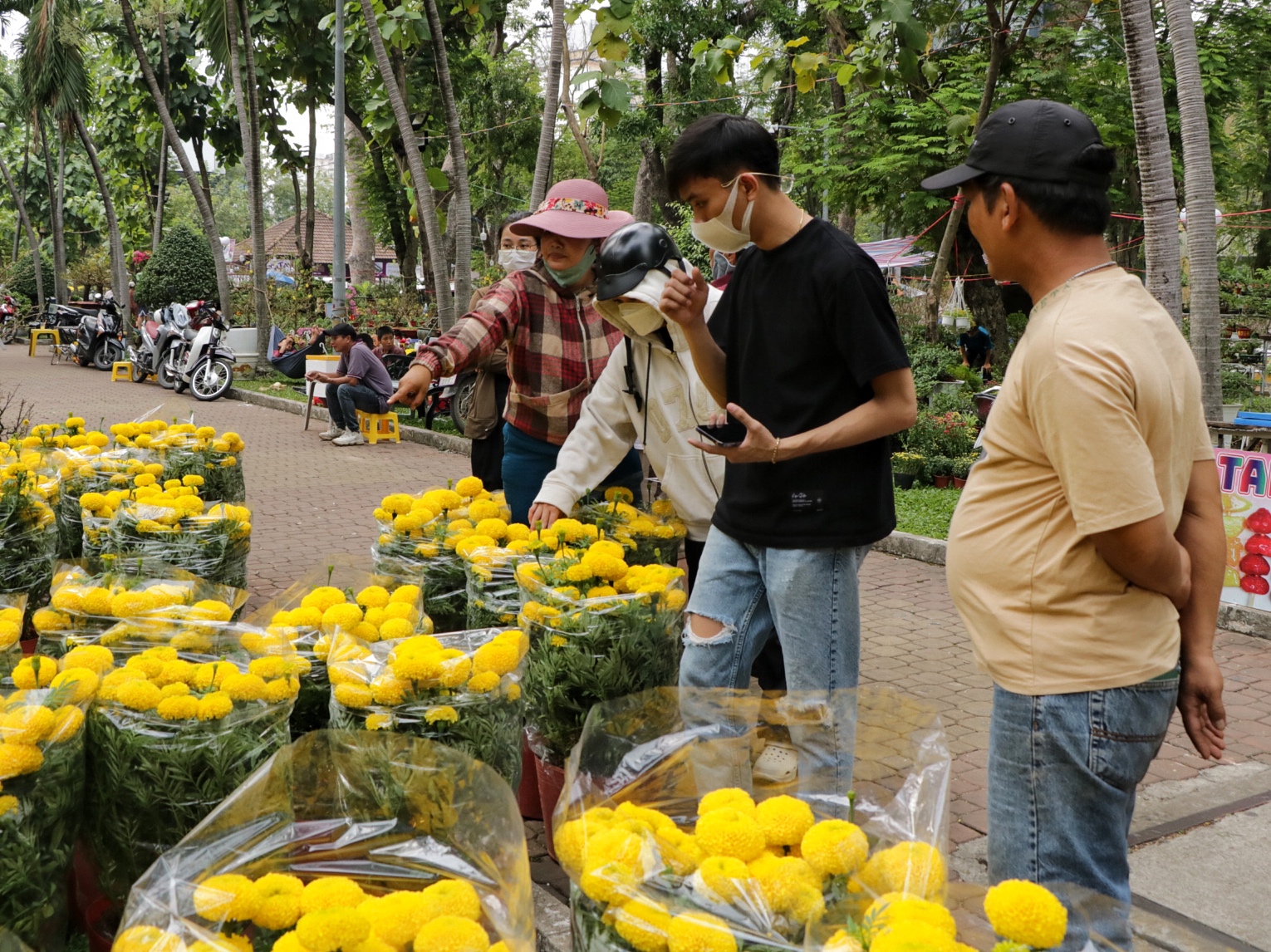 Khóc cười bán hoa tết ở TP.HCM: Khách hào sảng không trả giá, lì xì chủ vườn- Ảnh 4.