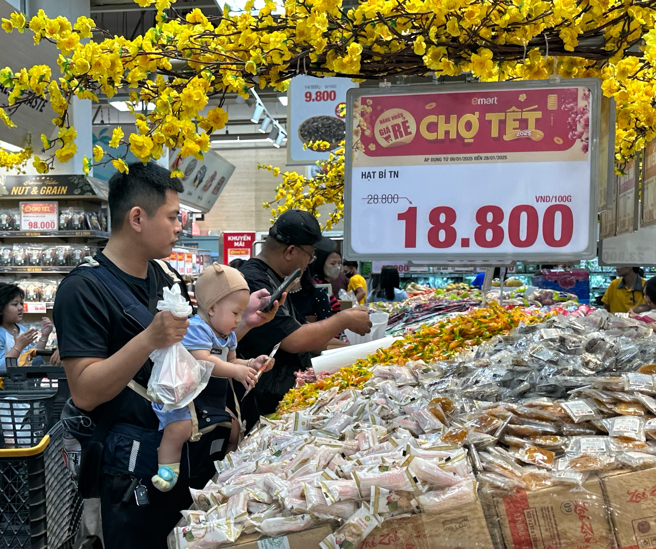 Đêm 27 tết: Người dân TP.HCM 'chật kín' siêu thị sắm Tết, dòng người chờ trả tiền- Ảnh 8.