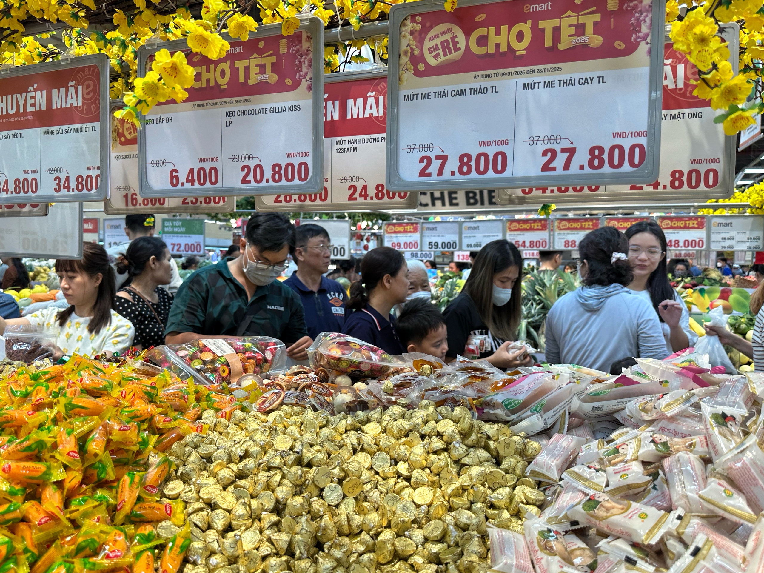 Đêm 27 tết: Người dân TP.HCM 'chật kín' siêu thị sắm Tết, dòng người chờ trả tiền- Ảnh 10.