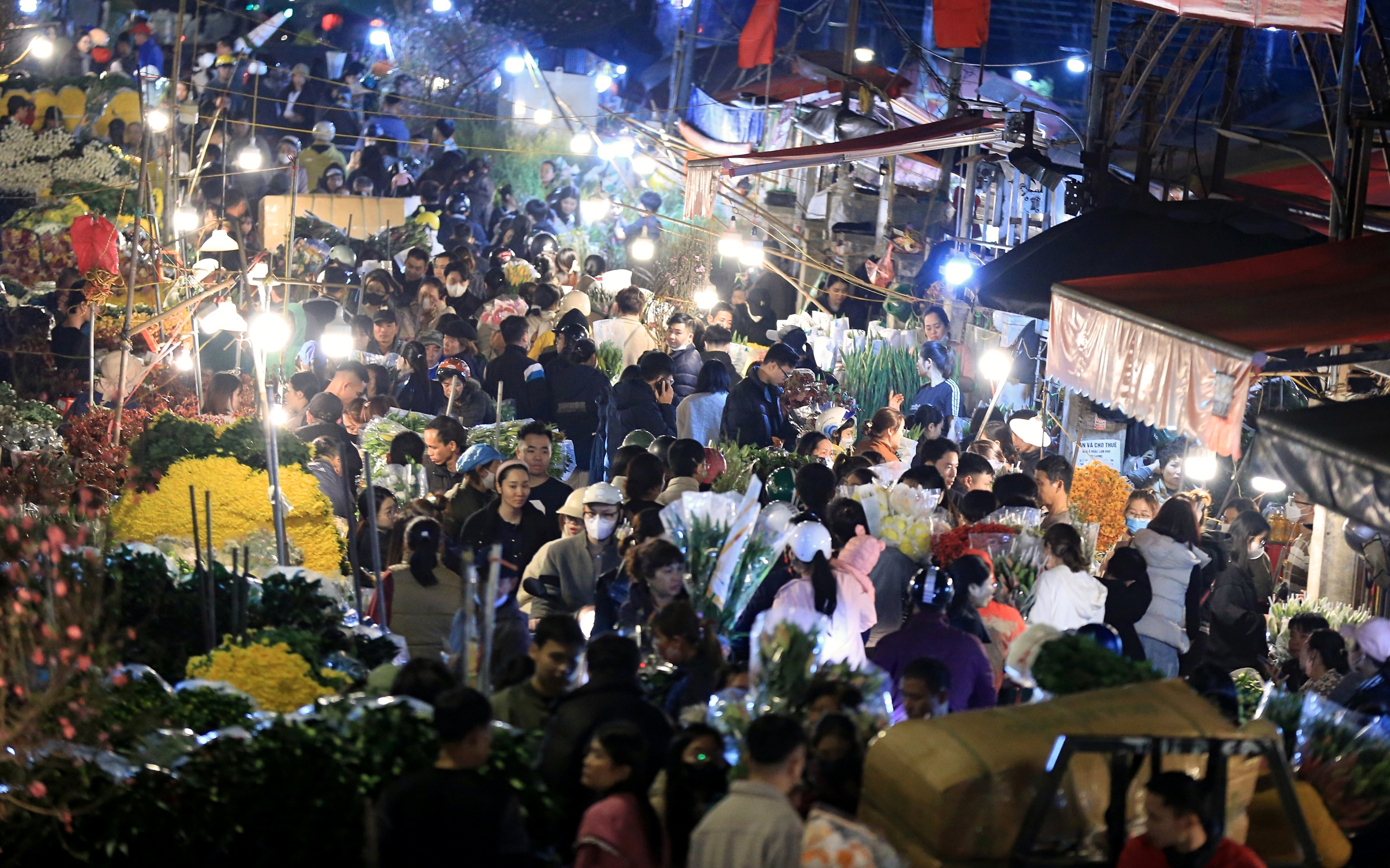 Giá hoa tươi tăng gấp đôi, người Hà Nội chen nhau mua- Ảnh 4.