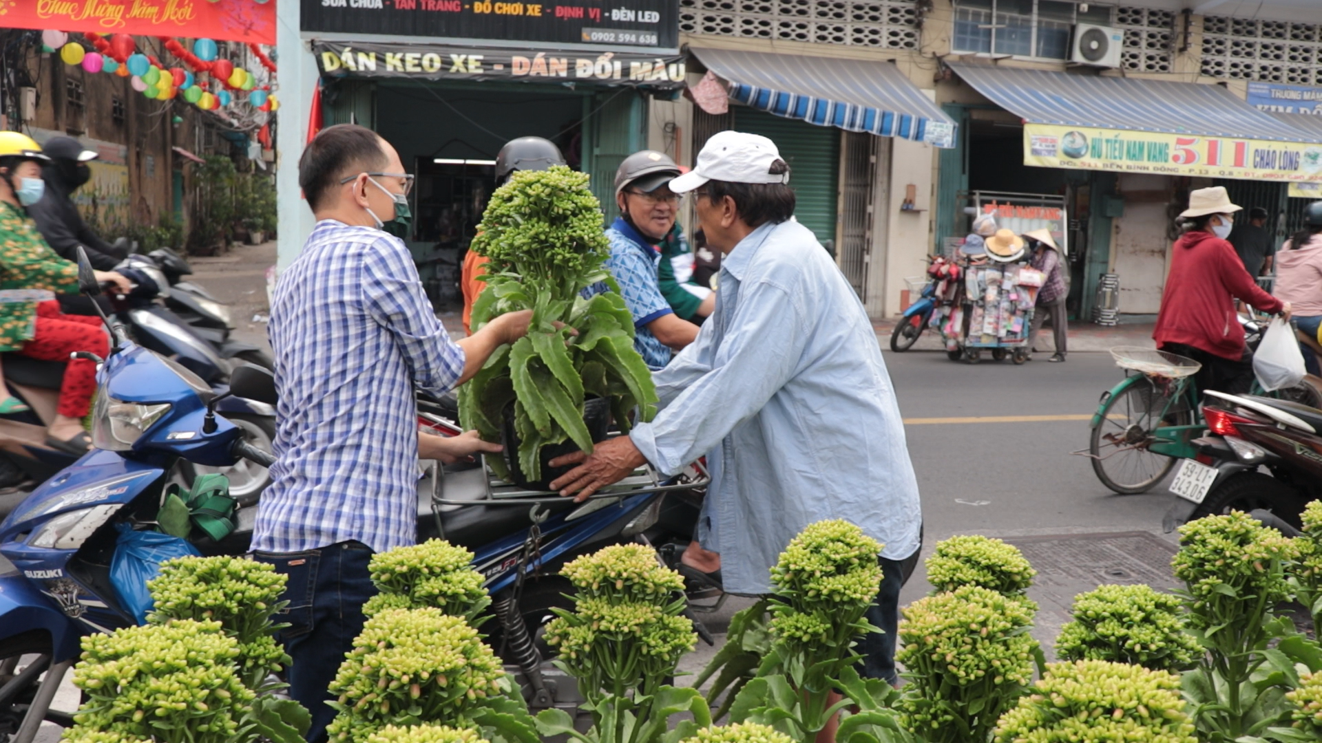 Tiểu thương trên bến dưới thuyền: Mong chờ sớm về ăn tết cùng gia đình- Ảnh 1.