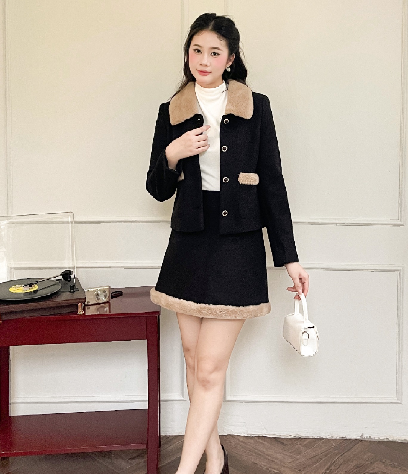 Diện chân váy ngắn thế nào để luôn ghi điểm trẻ trung, thời thượng?- Ảnh 2. Diện chân váy ngắn thế nào để luôn ghi điểm trẻ trung, thời thượng?- Ảnh 2.