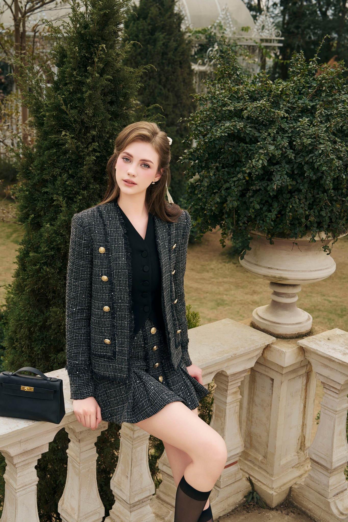 Diện chân váy ngắn thế nào để luôn ghi điểm trẻ trung, thời thượng?- Ảnh 7. Diện chân váy ngắn thế nào để luôn ghi điểm trẻ trung, thời thượng?- Ảnh 7.