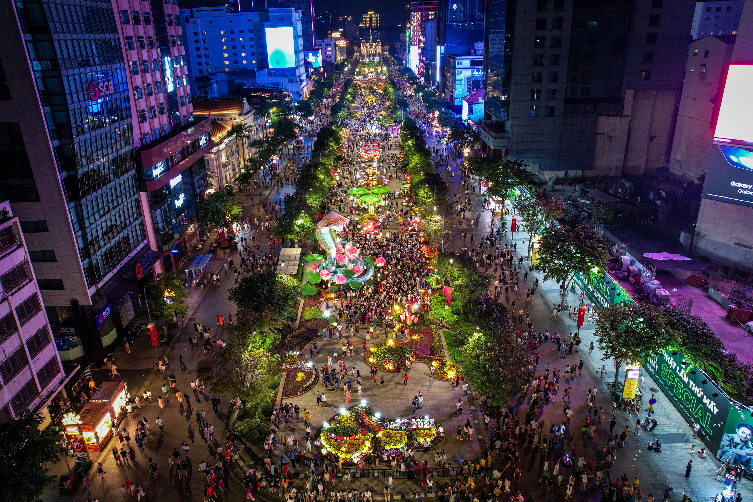 Hàng ngàn người 'đổ bộ' đường hoa Nguyễn Huệ Tết Ất Tỵ ngày mở cửa- Ảnh 13.