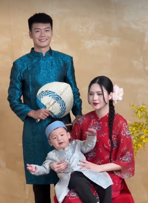 Thanh Chung's small family went to take Tet photos