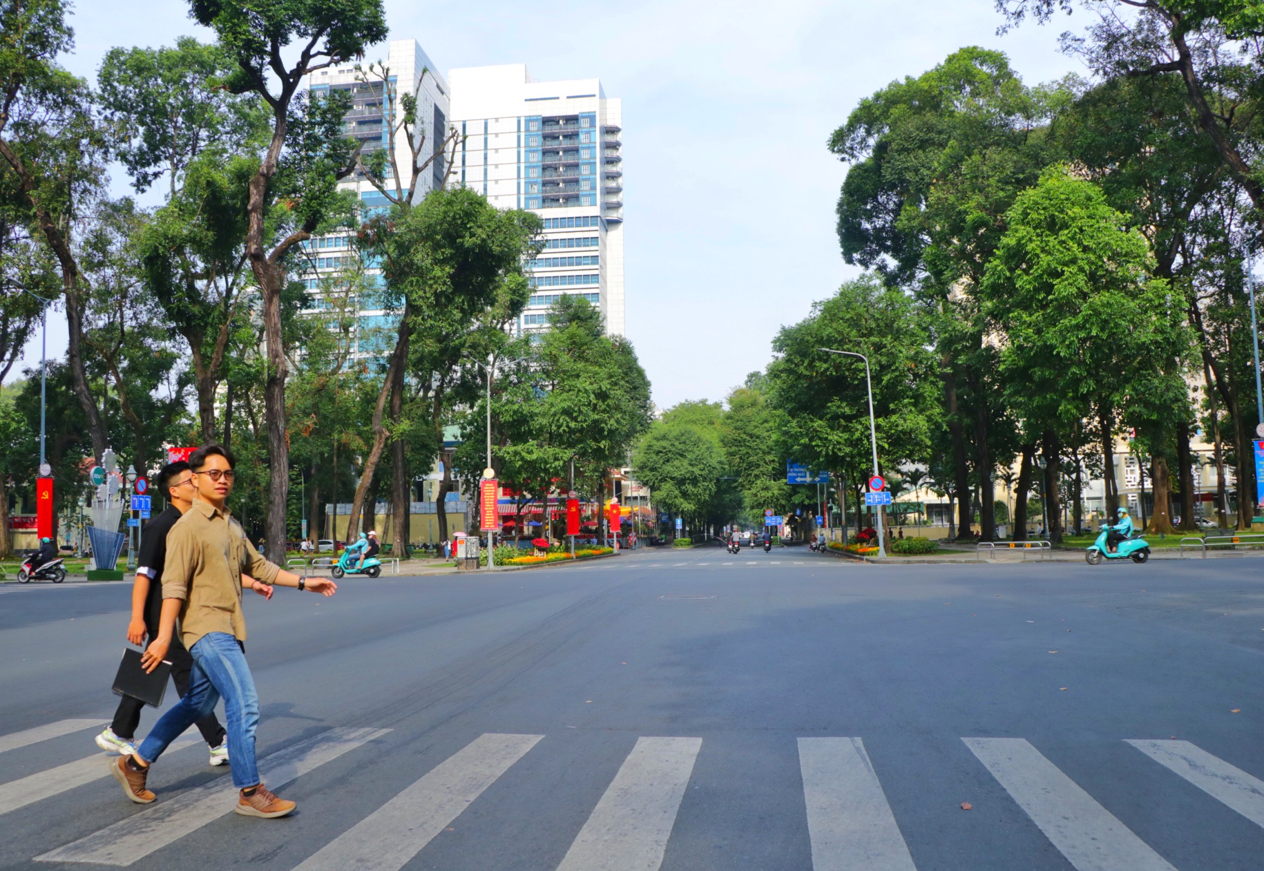 28 tết: Đường phố TP.HCM sáng thứ hai đầu tuần 'khác lạ', hàng quán đóng cửa- Ảnh 4.